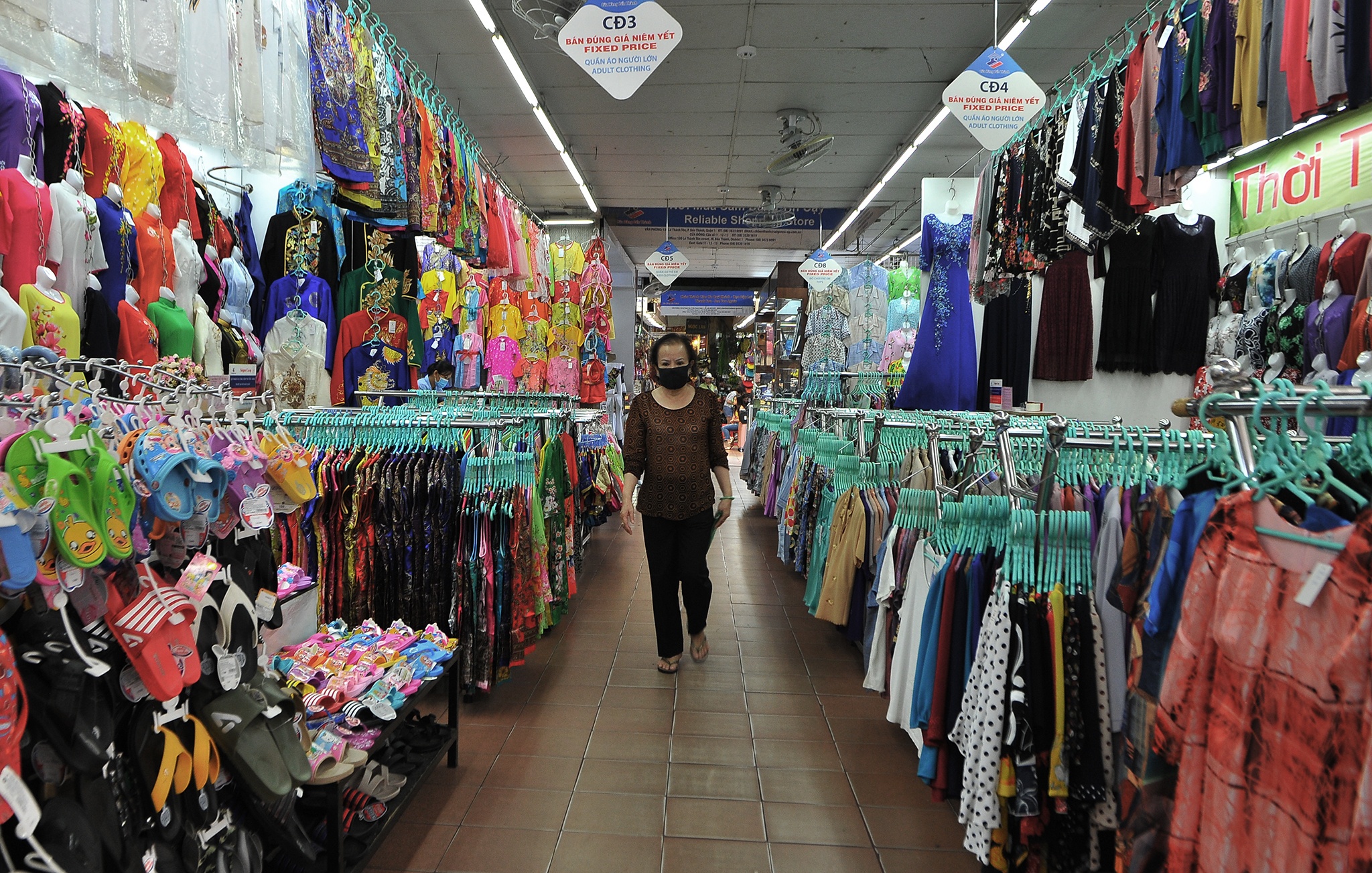 Tieu thuong cho Ben Thanh than e am,  cho Ben Thanh vang khach vi corona anh 1