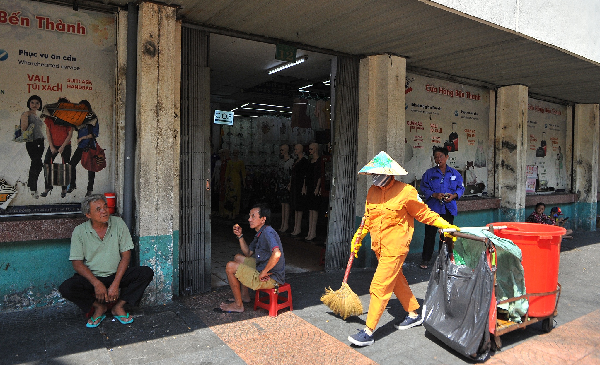 Tieu thuong cho Ben Thanh than e am,  cho Ben Thanh vang khach vi corona anh 10