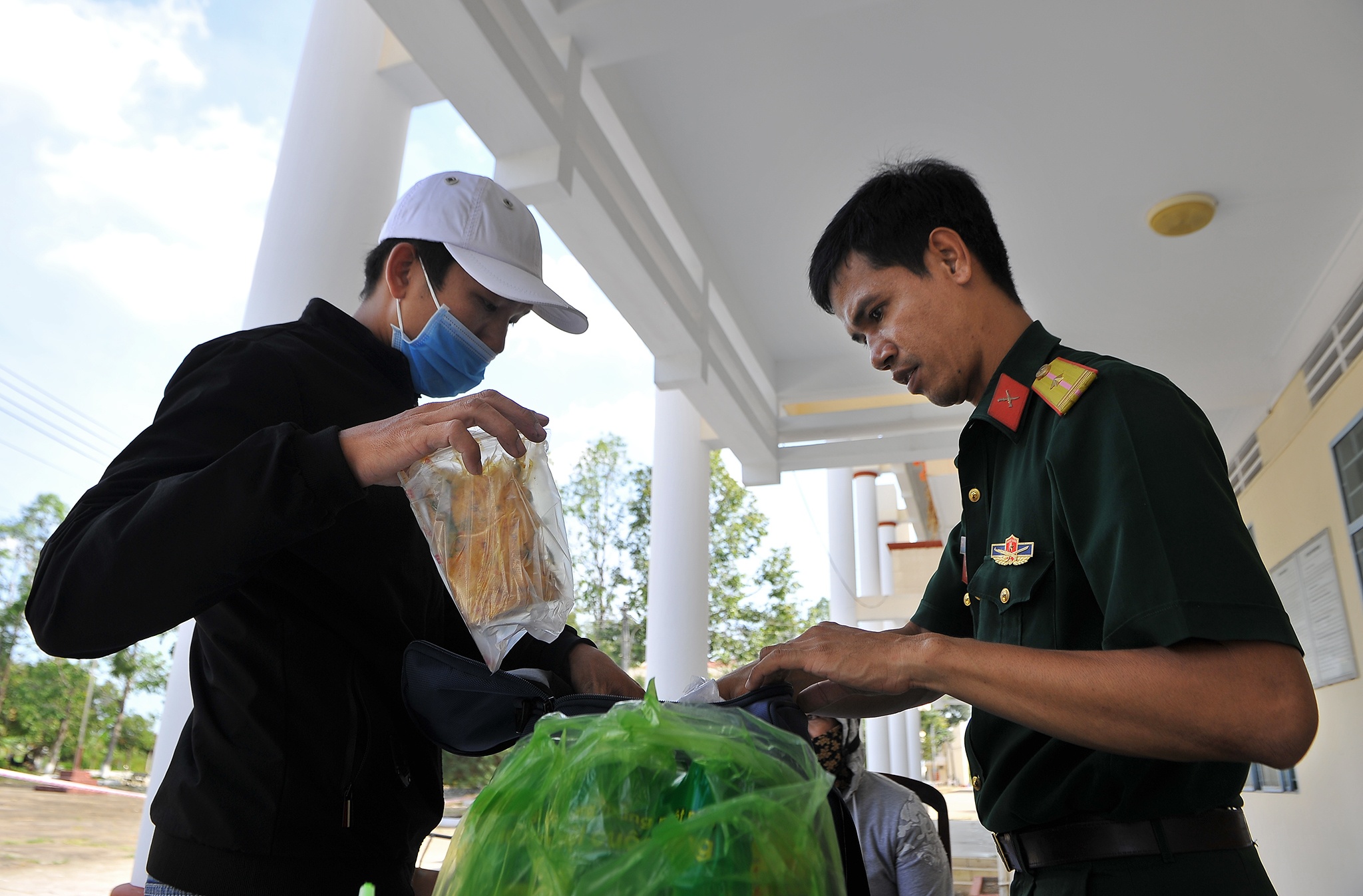 Can canh noi cach ly 303 nguoi tu Han Quoc ve Can Tho,  Truong quan su TP Can Tho cach ly 303 nguoi anh 2