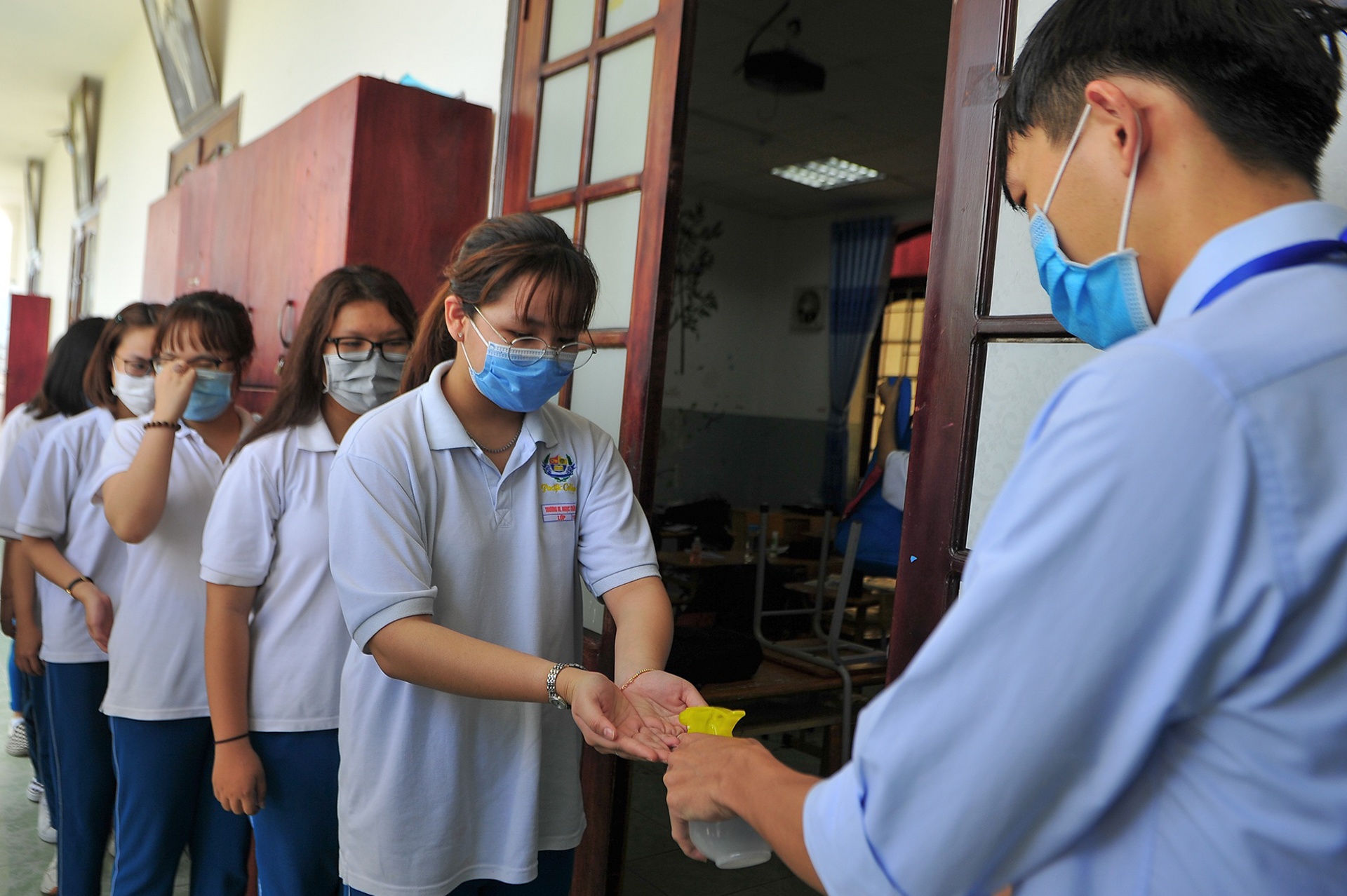 hoc sinh do than nhiet thoi corona anh 2