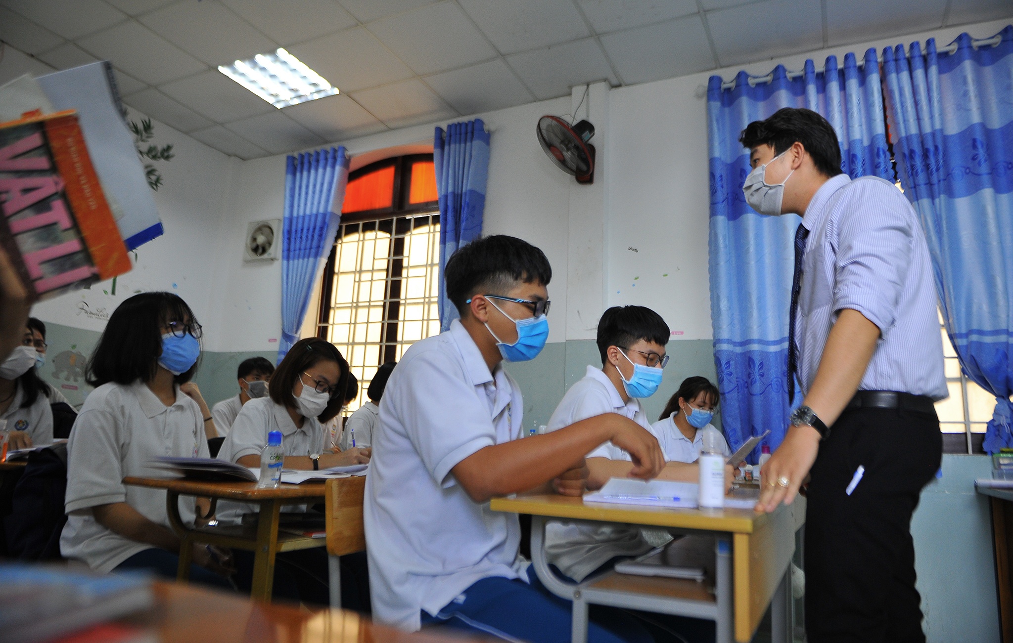 hoc sinh do than nhiet thoi corona anh 3