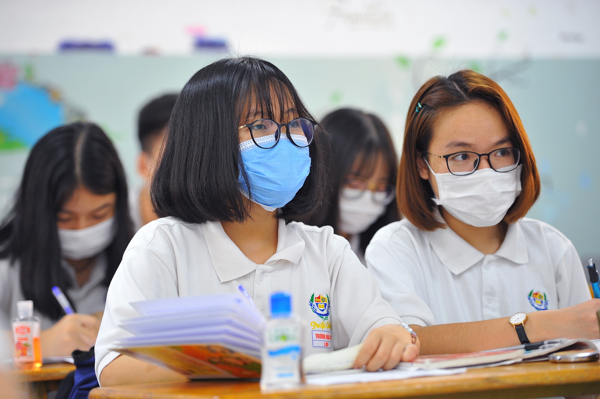 hoc sinh do than nhiet thoi corona anh 9
