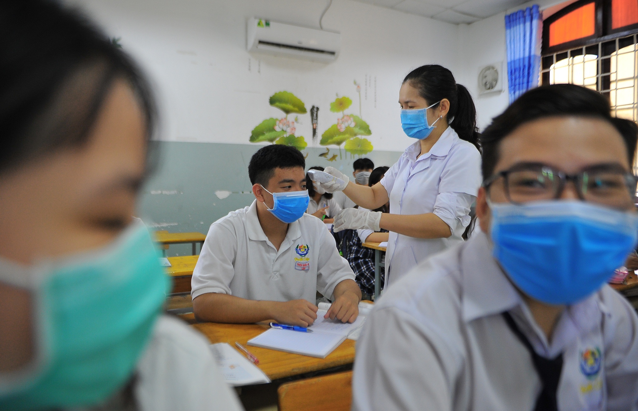 Y ta vao tan lop do than nhiet hoc sinh hinh anh