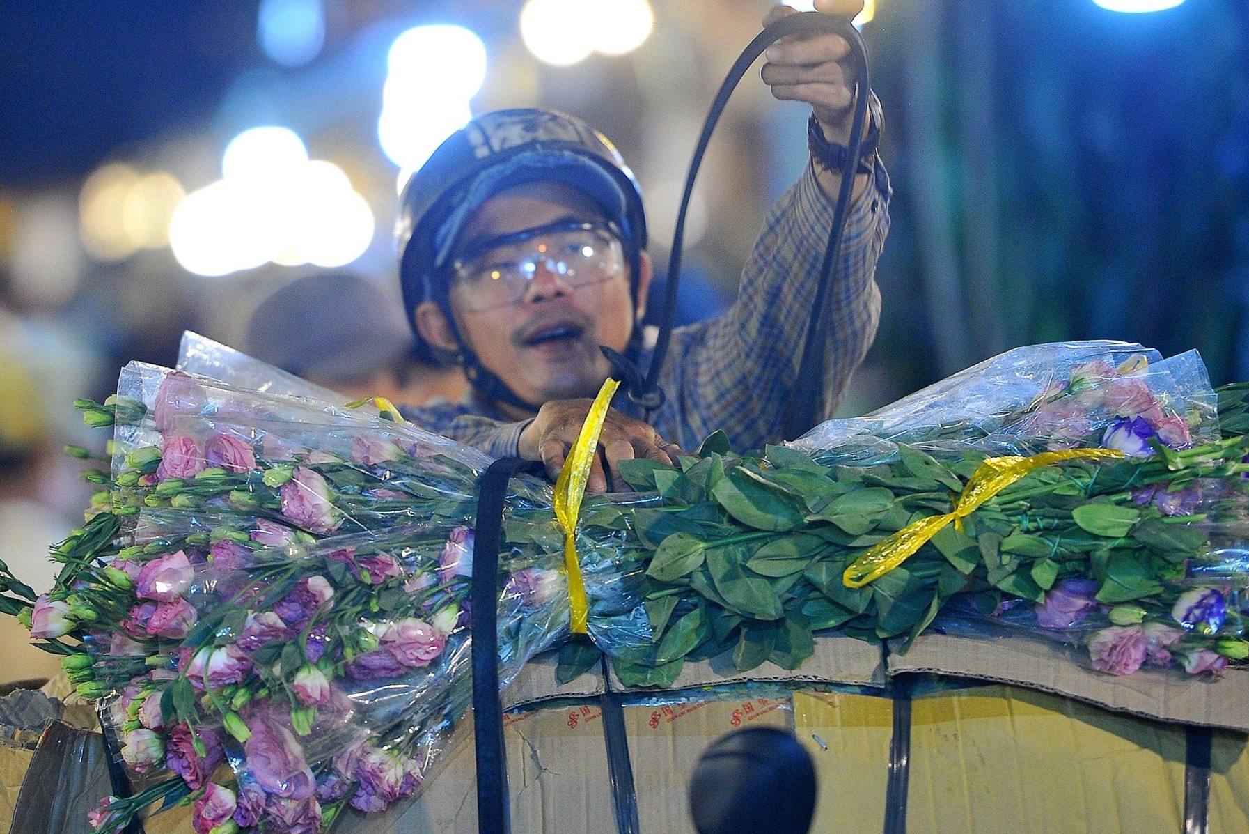 Cho hoa si lon nhat TP.HCM hoat dong tat bat xuyen dem dip 8/3 hinh anh