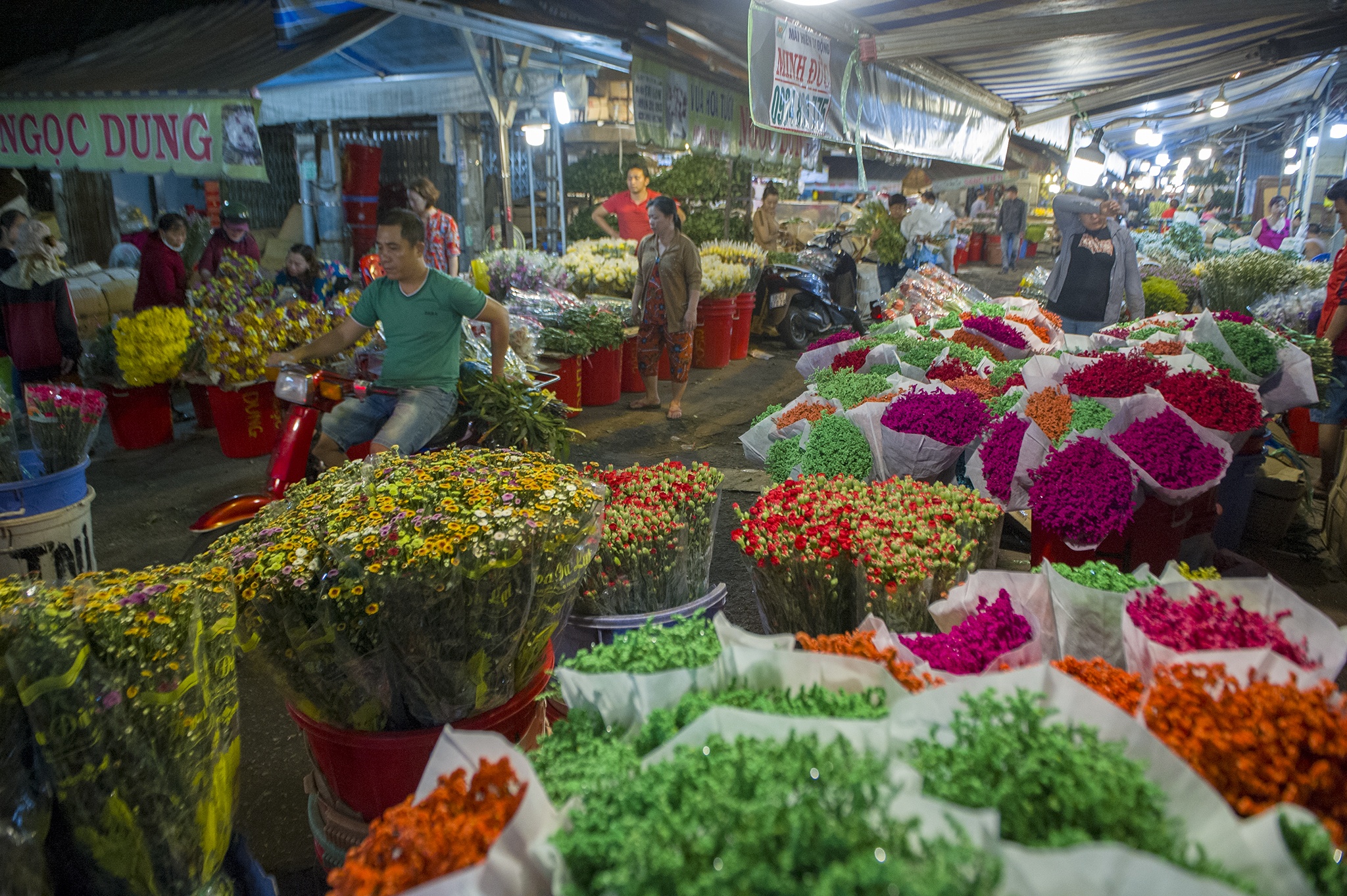 hang hoa TP.HCM hut khach dip 8/3 anh 1