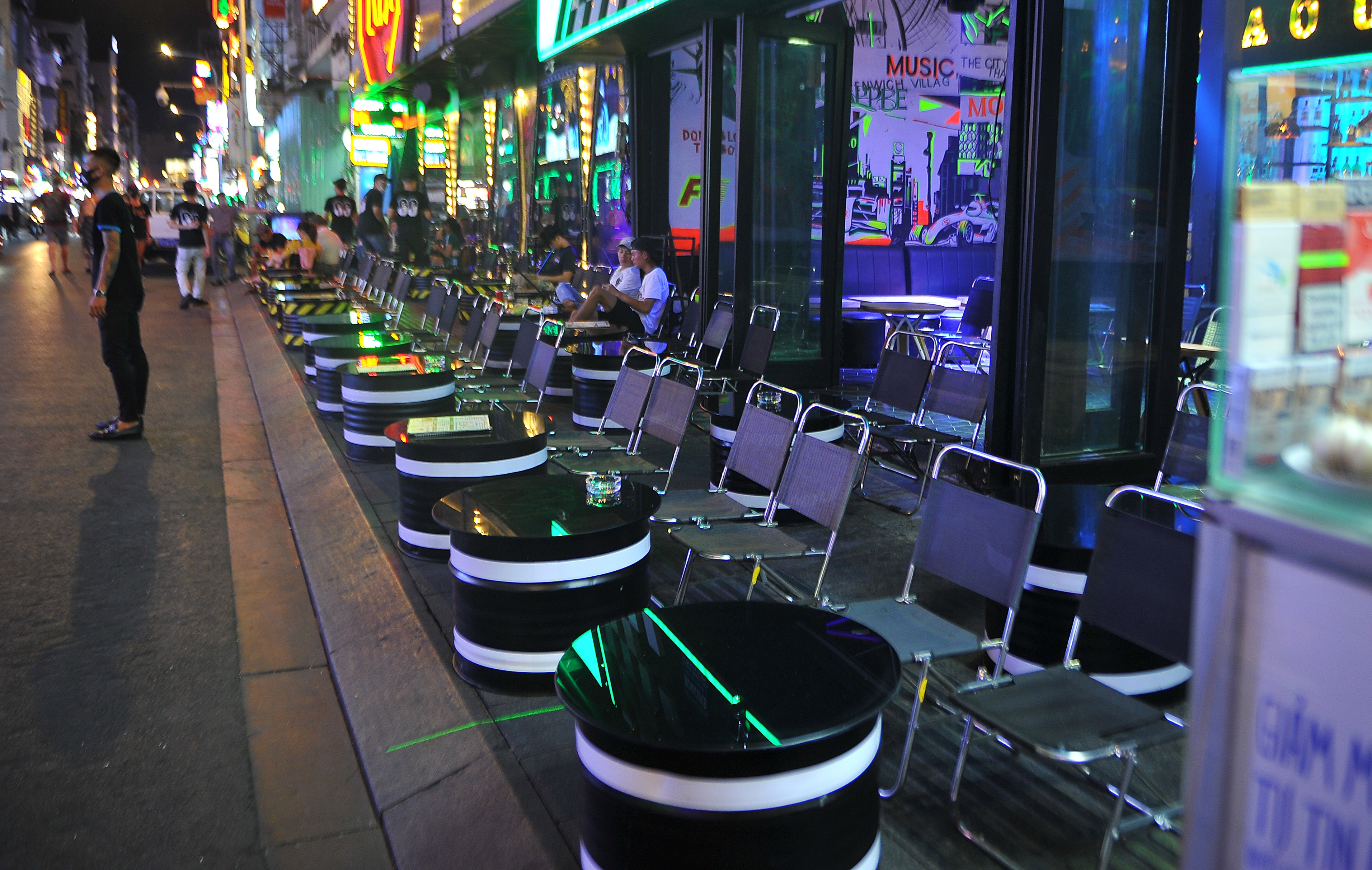 Pho Tay TP.HCM vang ve vi Covid-19 anh 4