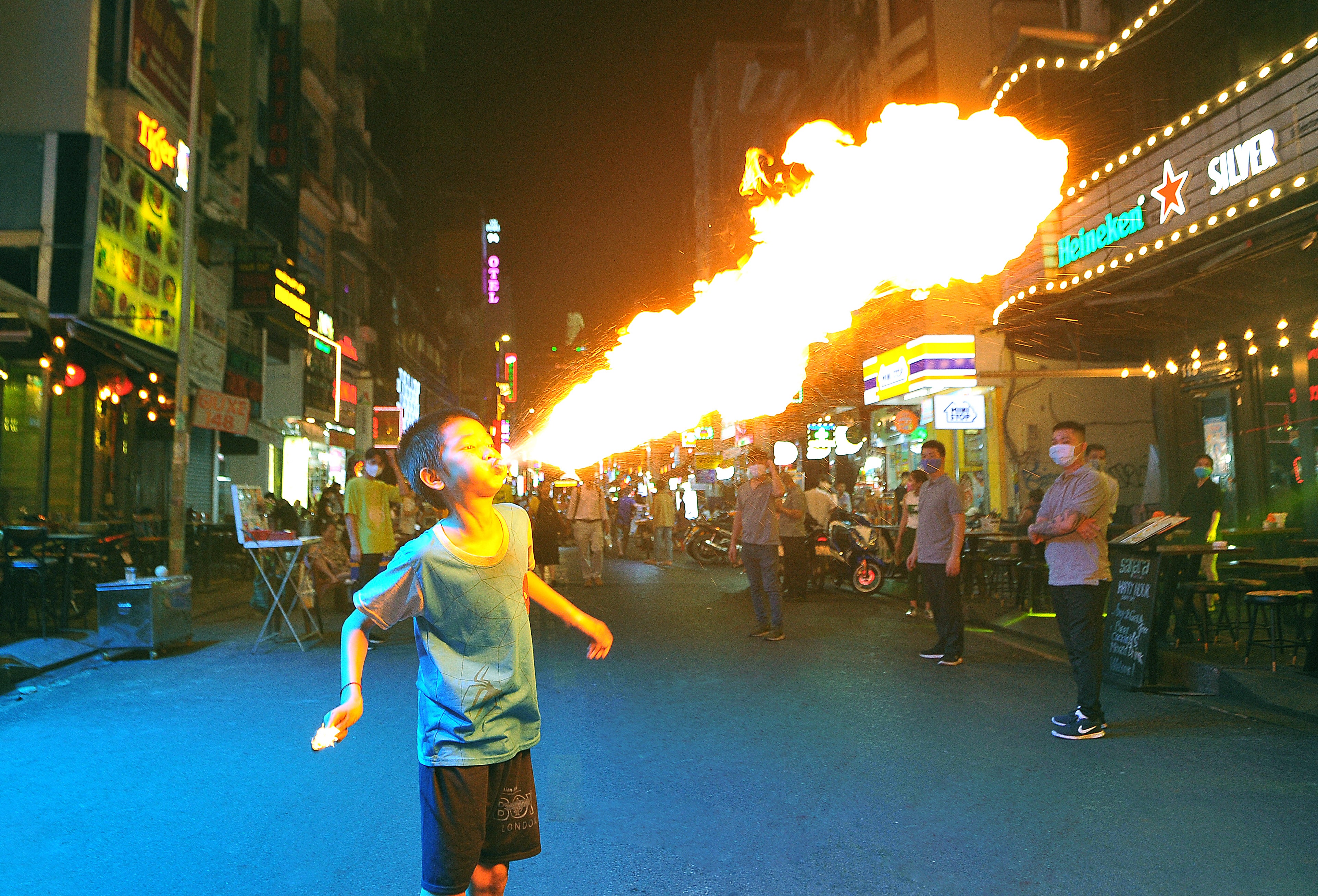 Pho Tay TP.HCM vang ve vi Covid-19 anh 10