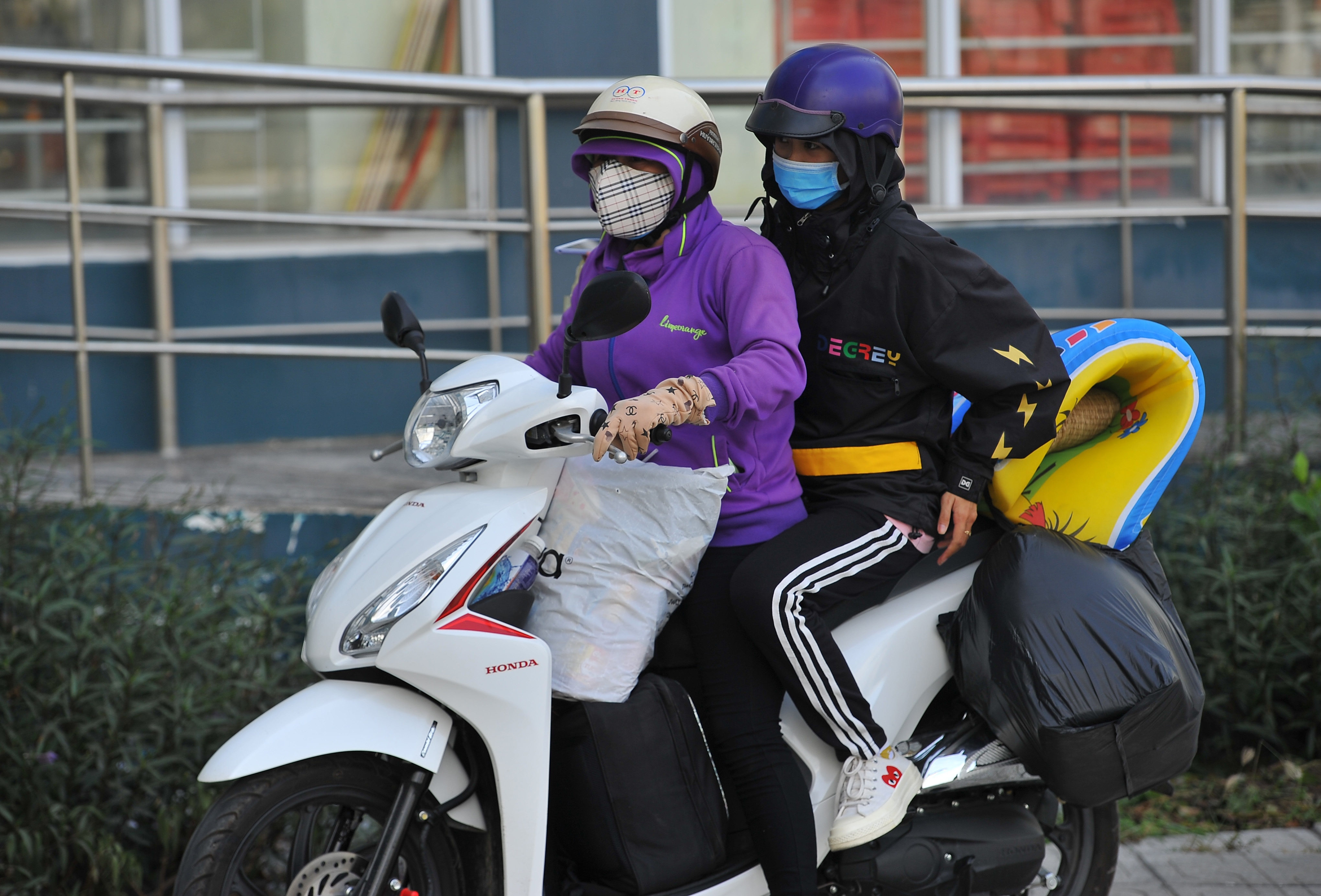 Sinh vien roi ky tuc xa DH Quoc gia TP.HCM tranh dich hinh anh