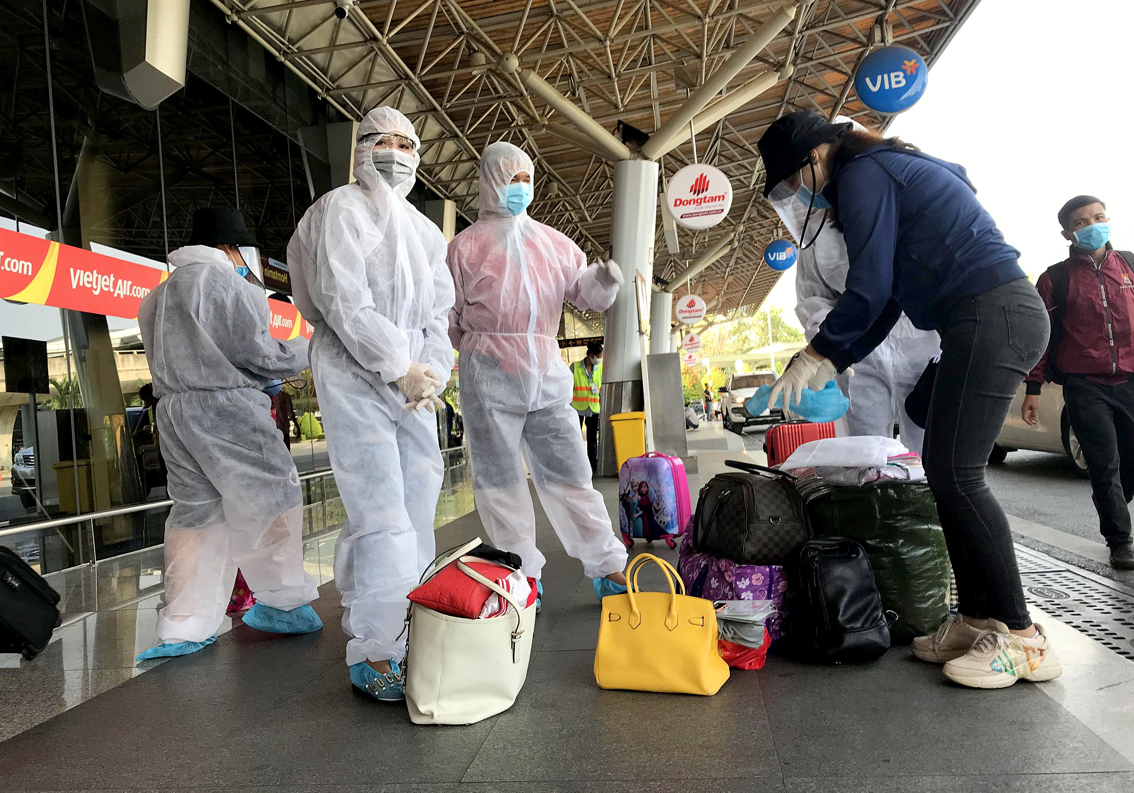 Khach mac do bao ho chong dich Covid-19 o san bay Tan Son Nhat anh 8