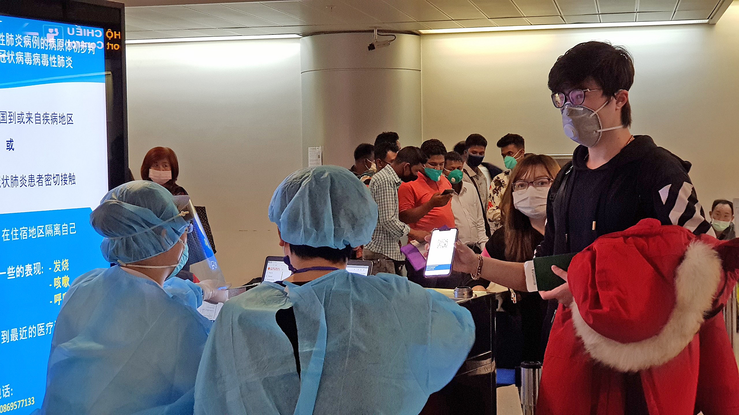 Khach mac do bao ho chong dich Covid-19 o san bay Tan Son Nhat anh 3