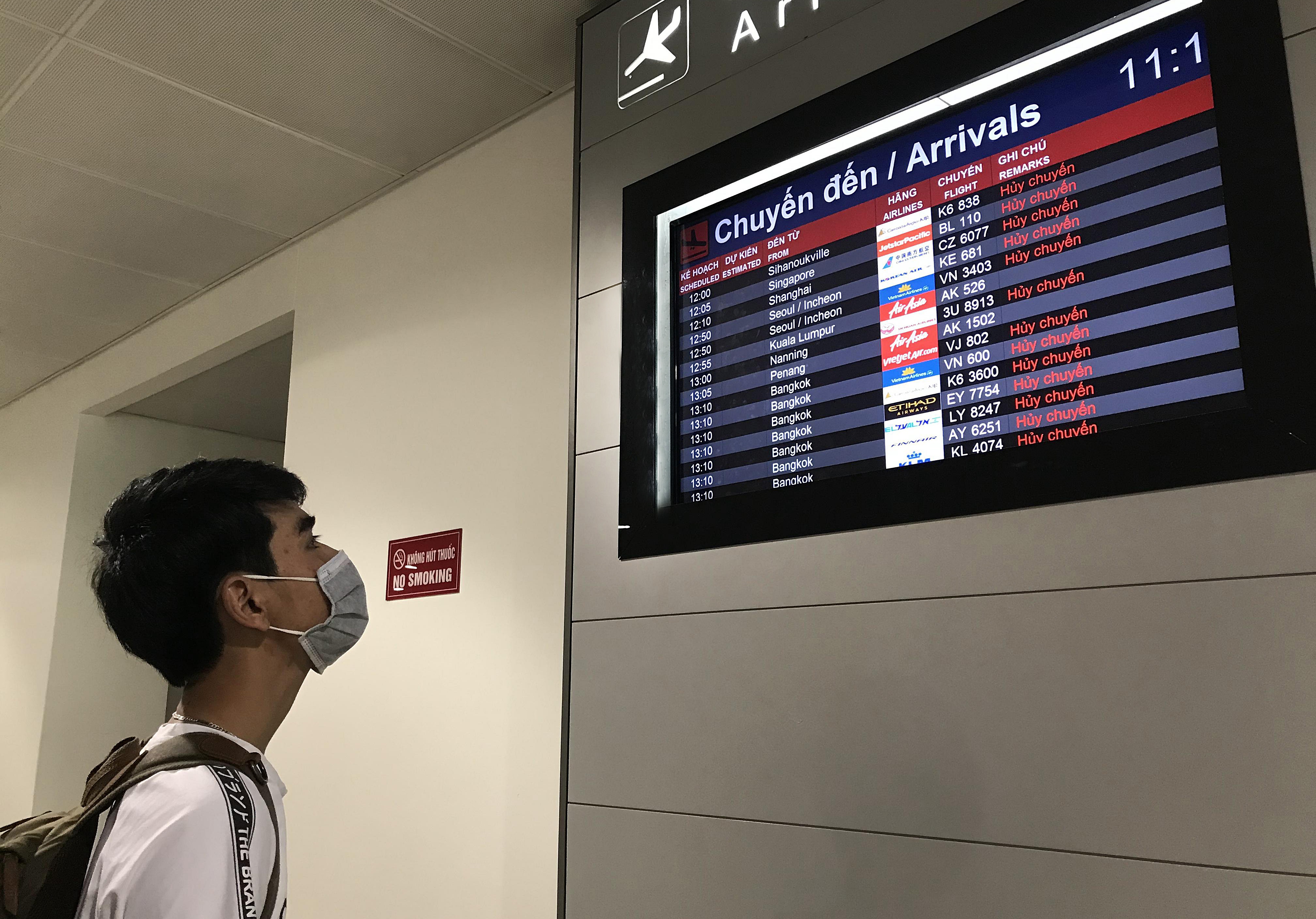 Khach mac do bao ho chong dich Covid-19 o san bay Tan Son Nhat anh 1