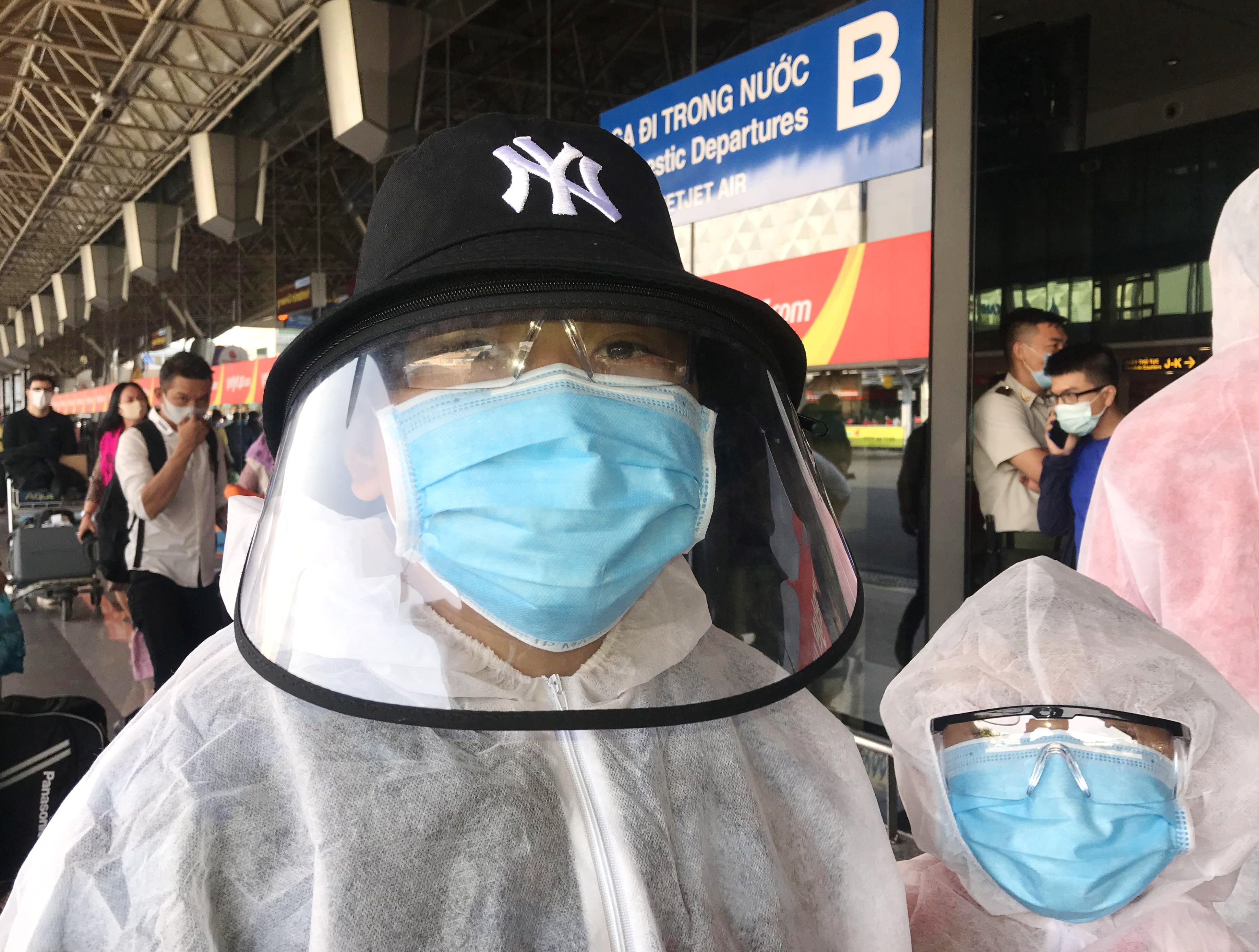 Khach mac do bao ho chong dich Covid-19 o san bay Tan Son Nhat anh 9