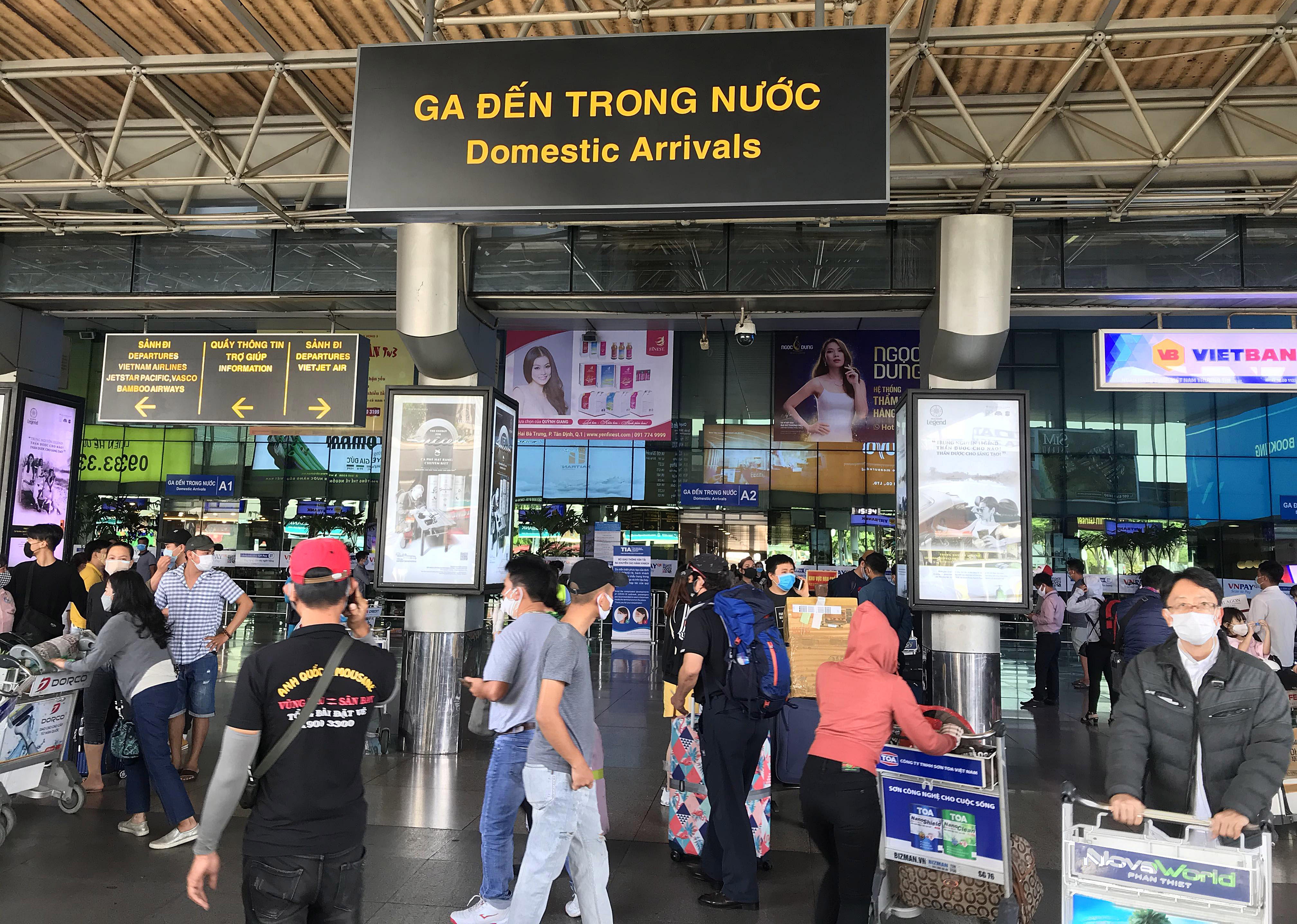 Khach mac do bao ho chong dich Covid-19 o san bay Tan Son Nhat anh 6