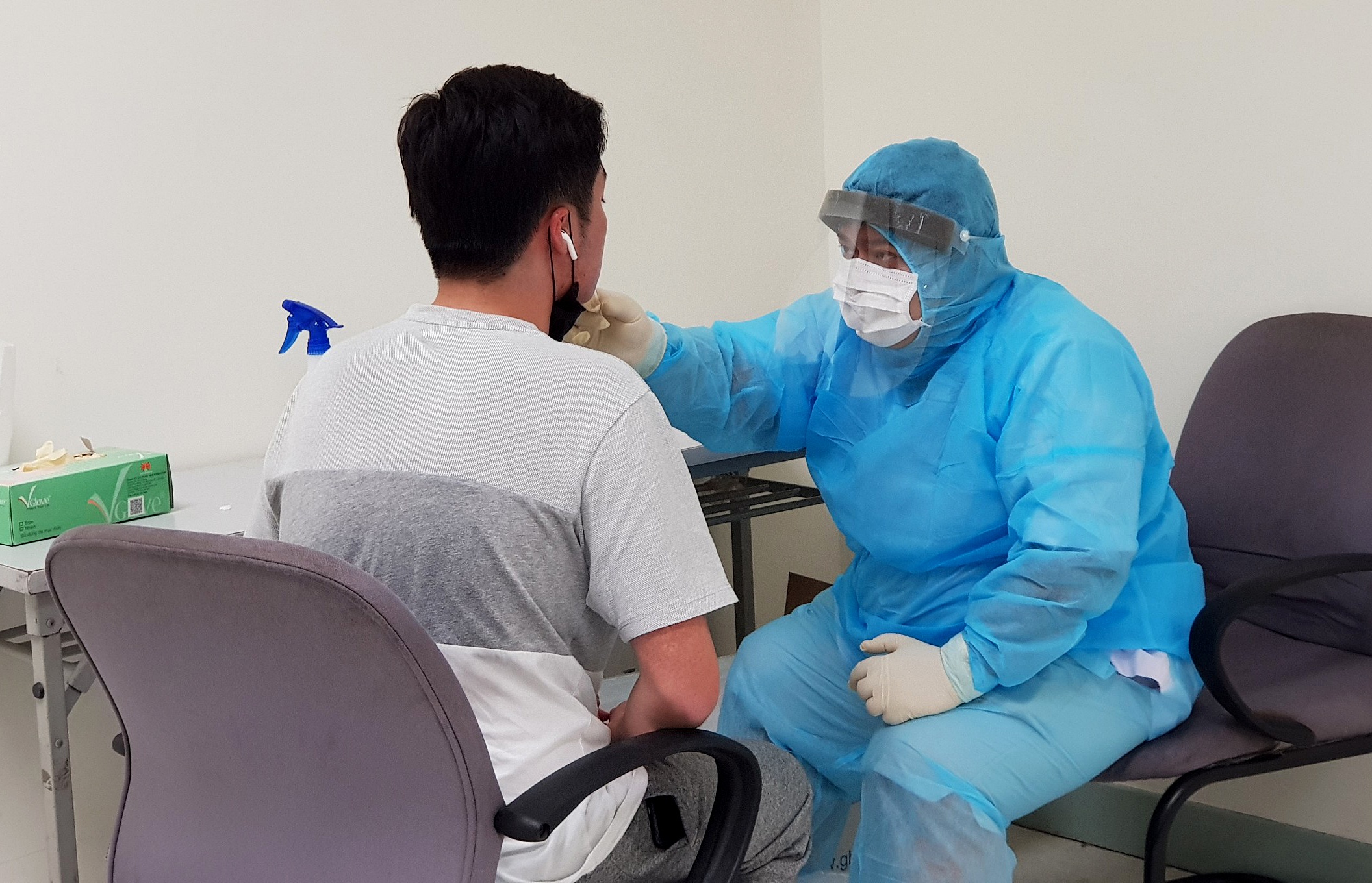 Khach mac do bao ho chong dich Covid-19 o san bay Tan Son Nhat anh 4