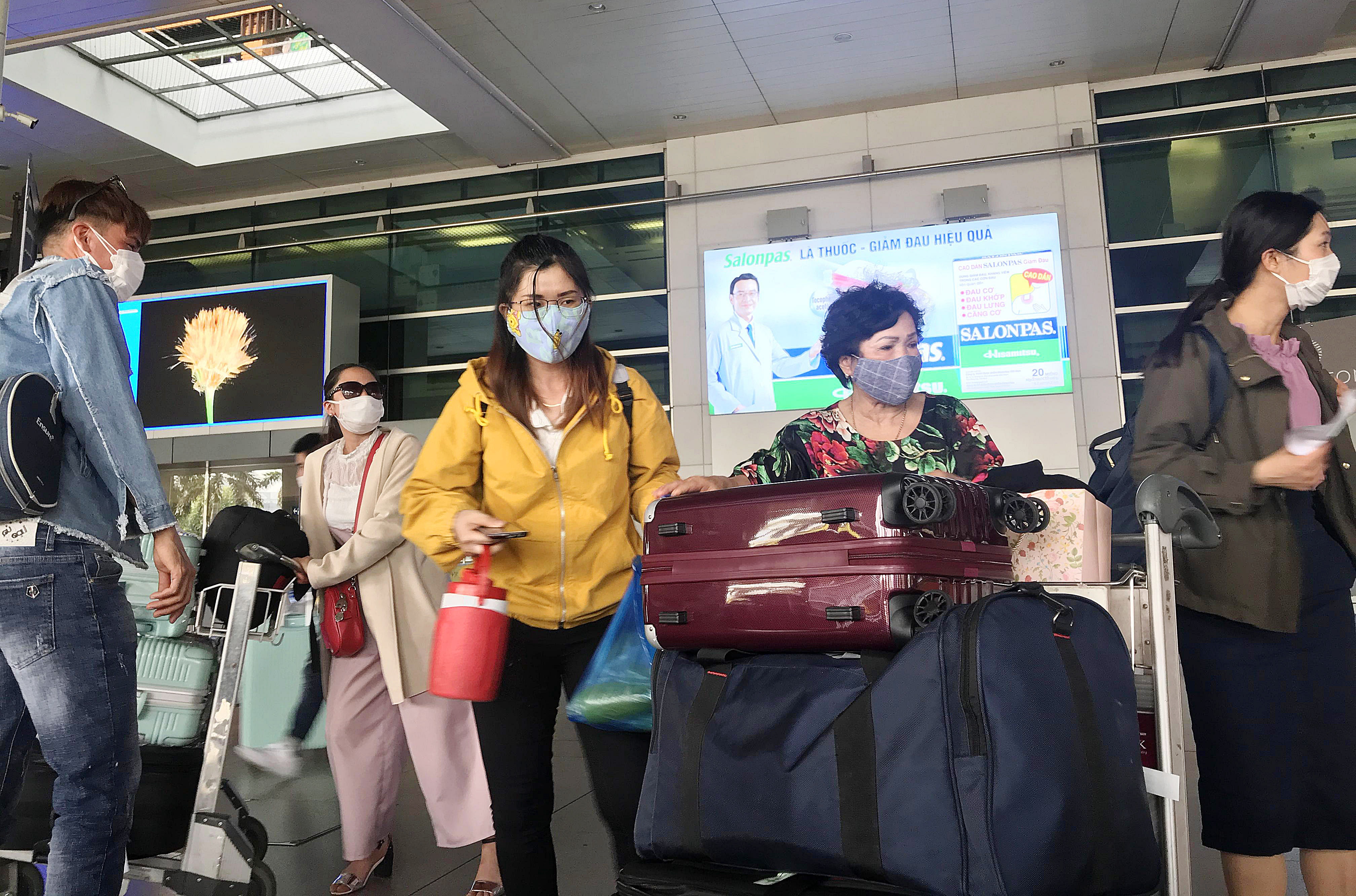 Khach mac do bao ho chong dich Covid-19 o san bay Tan Son Nhat anh 5