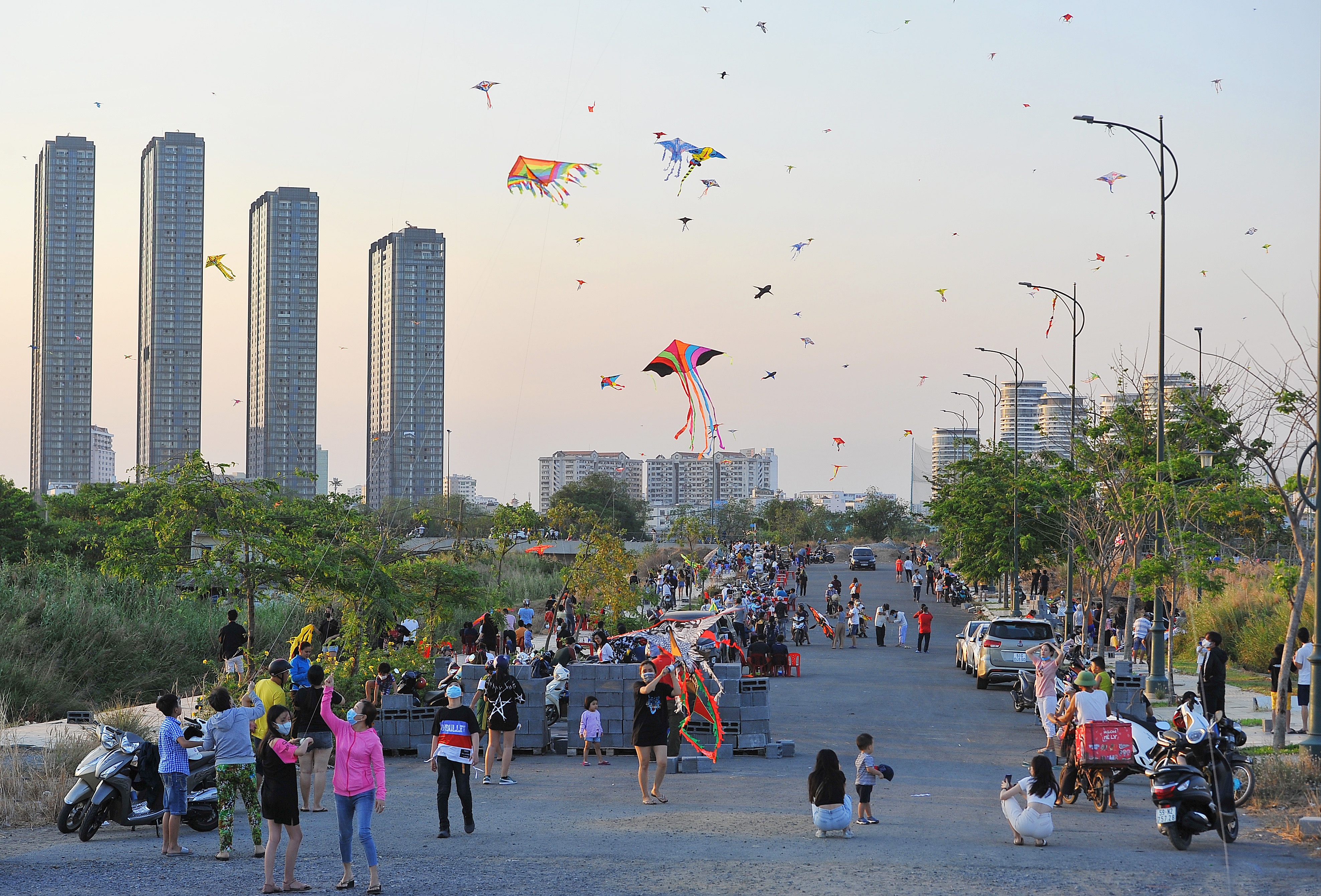 Hoc sinh TP.HCM bit kin khau trang tha dieu cuoi tuan anh 1