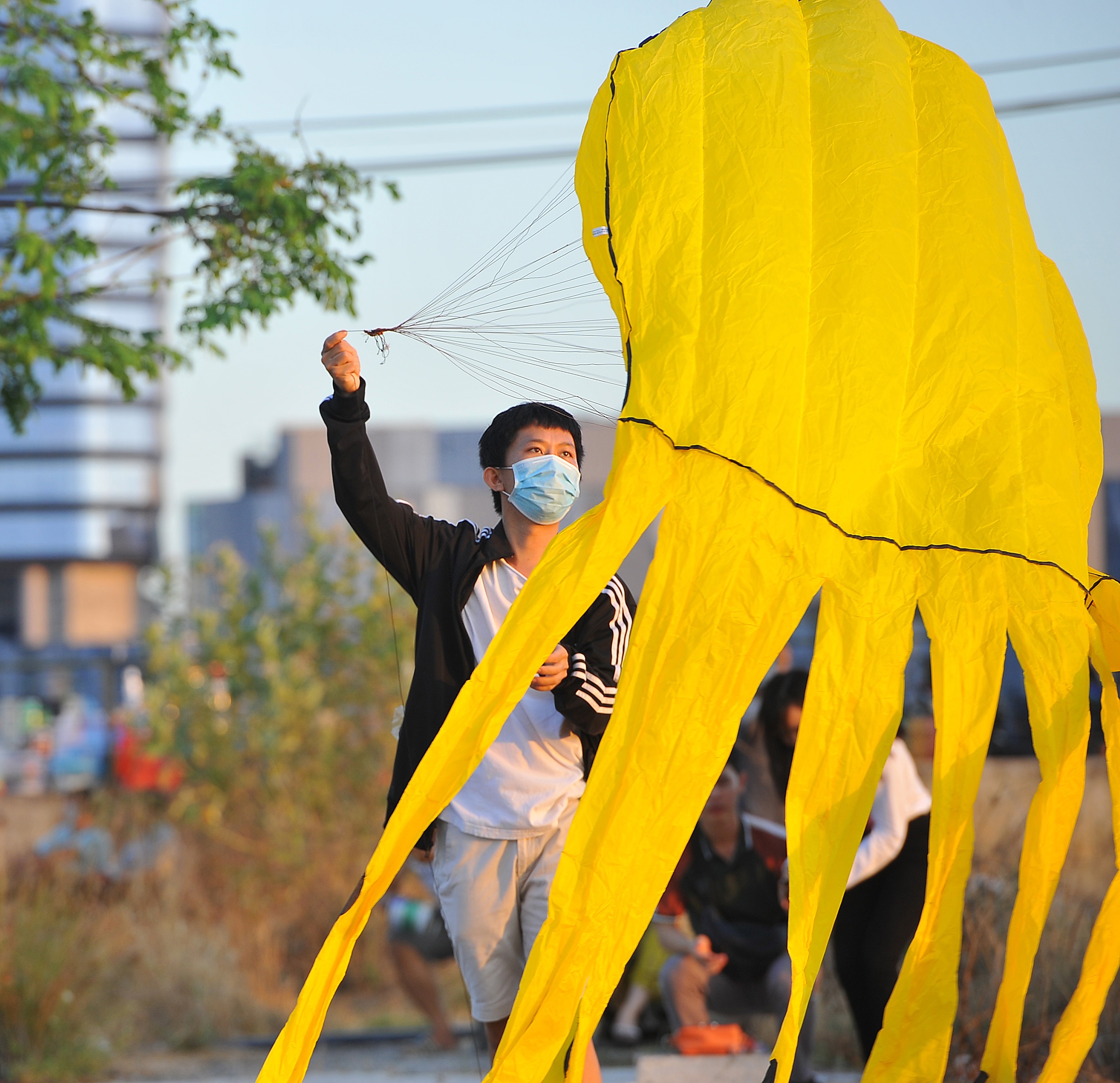 Hoc sinh TP.HCM bit kin khau trang tha dieu cuoi tuan anh 4