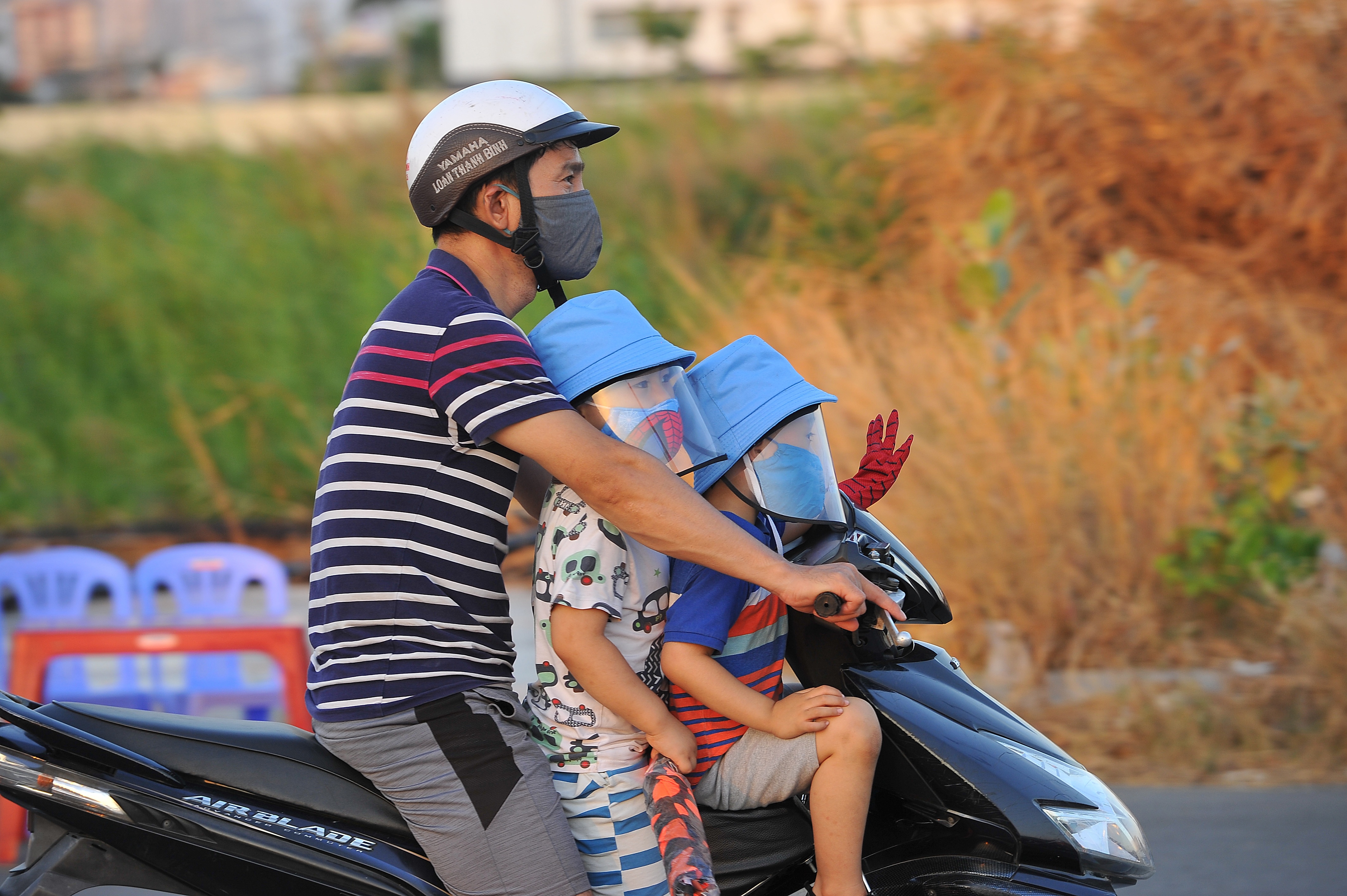 Hoc sinh TP.HCM bit kin khau trang tha dieu cuoi tuan anh 9