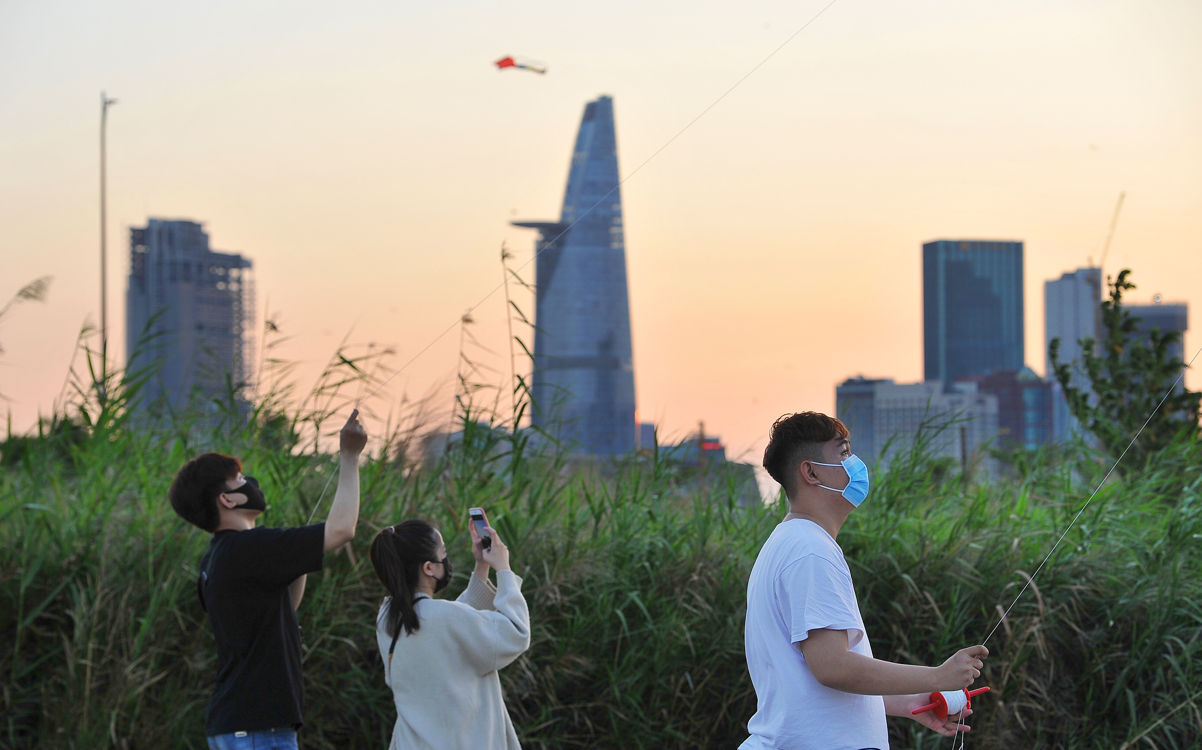 Hoc sinh TP.HCM bit kin khau trang tha dieu cuoi tuan anh 8