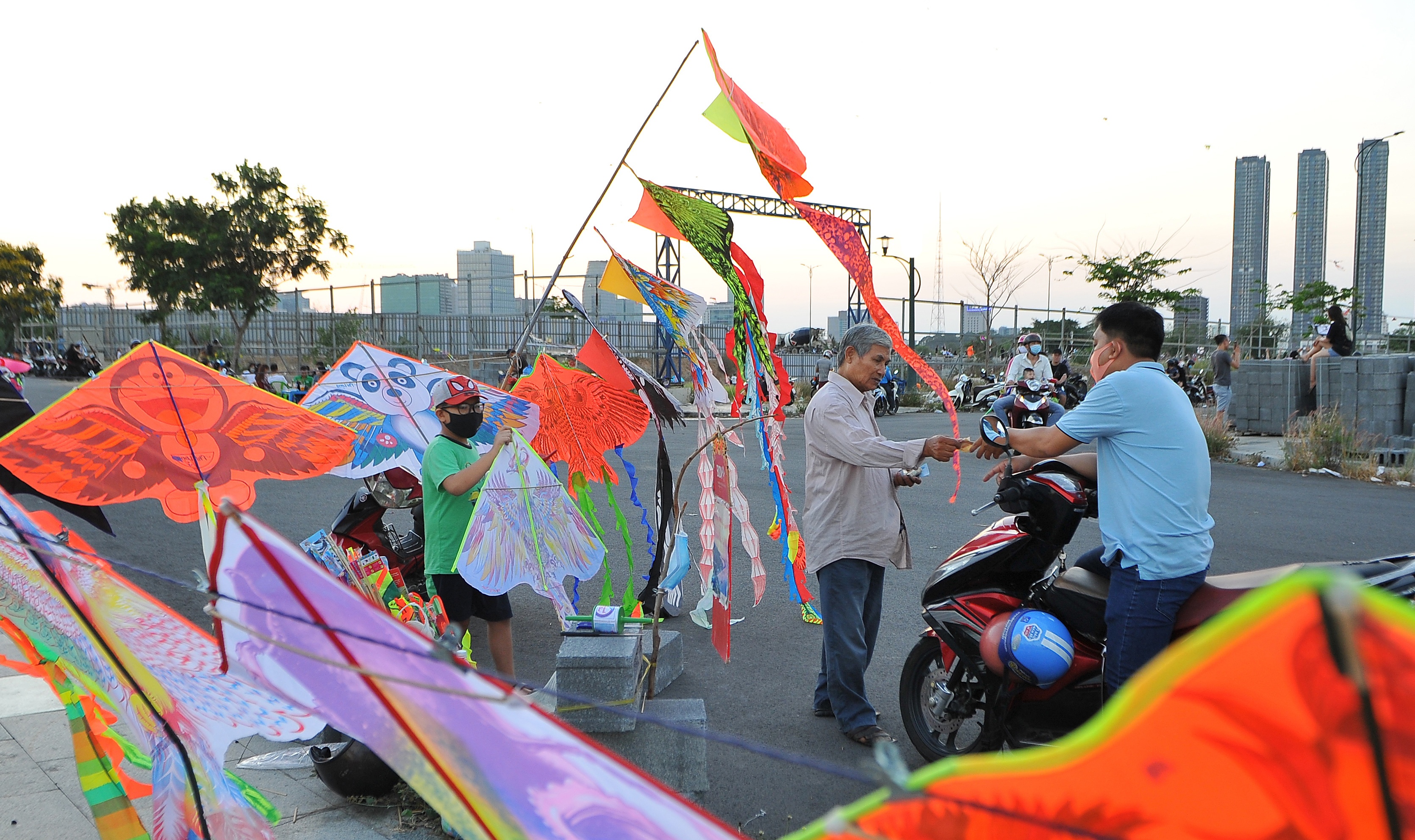 Hoc sinh TP.HCM bit kin khau trang tha dieu cuoi tuan anh 7