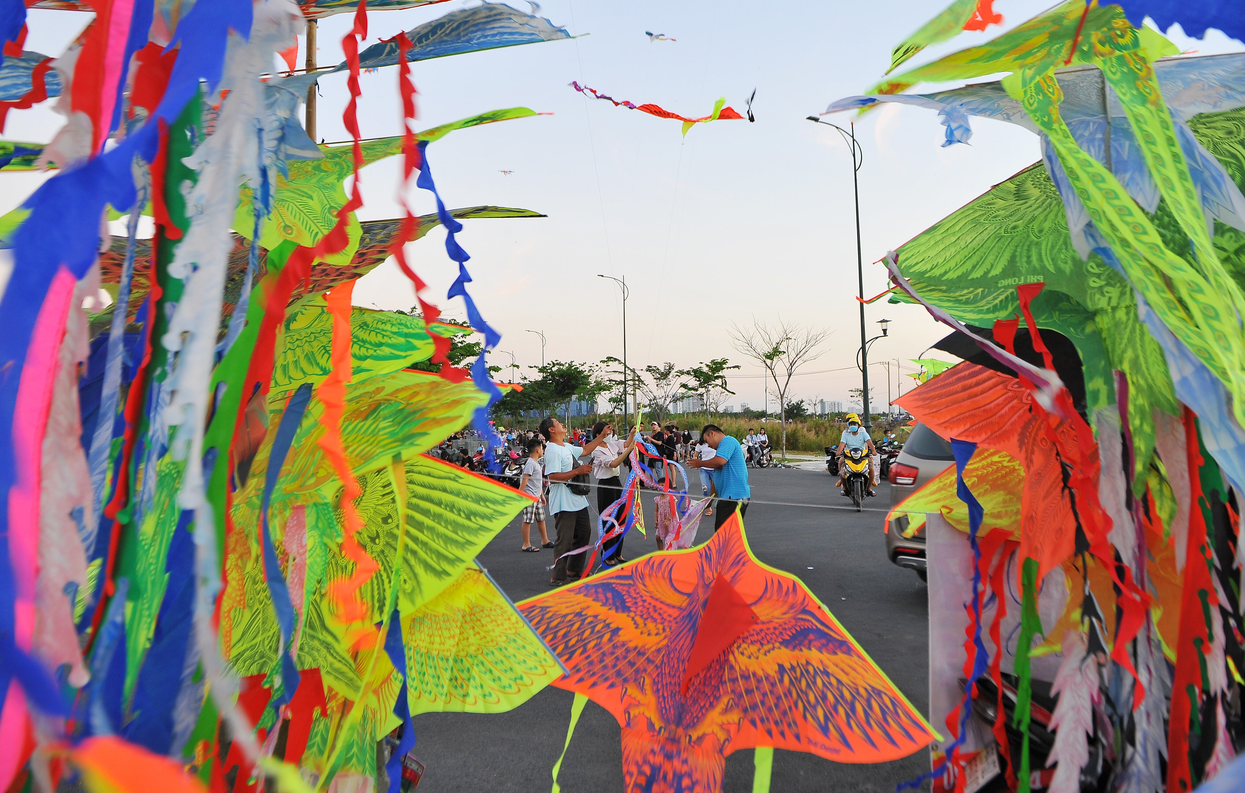 Hoc sinh TP.HCM bit kin khau trang tha dieu cuoi tuan anh 5