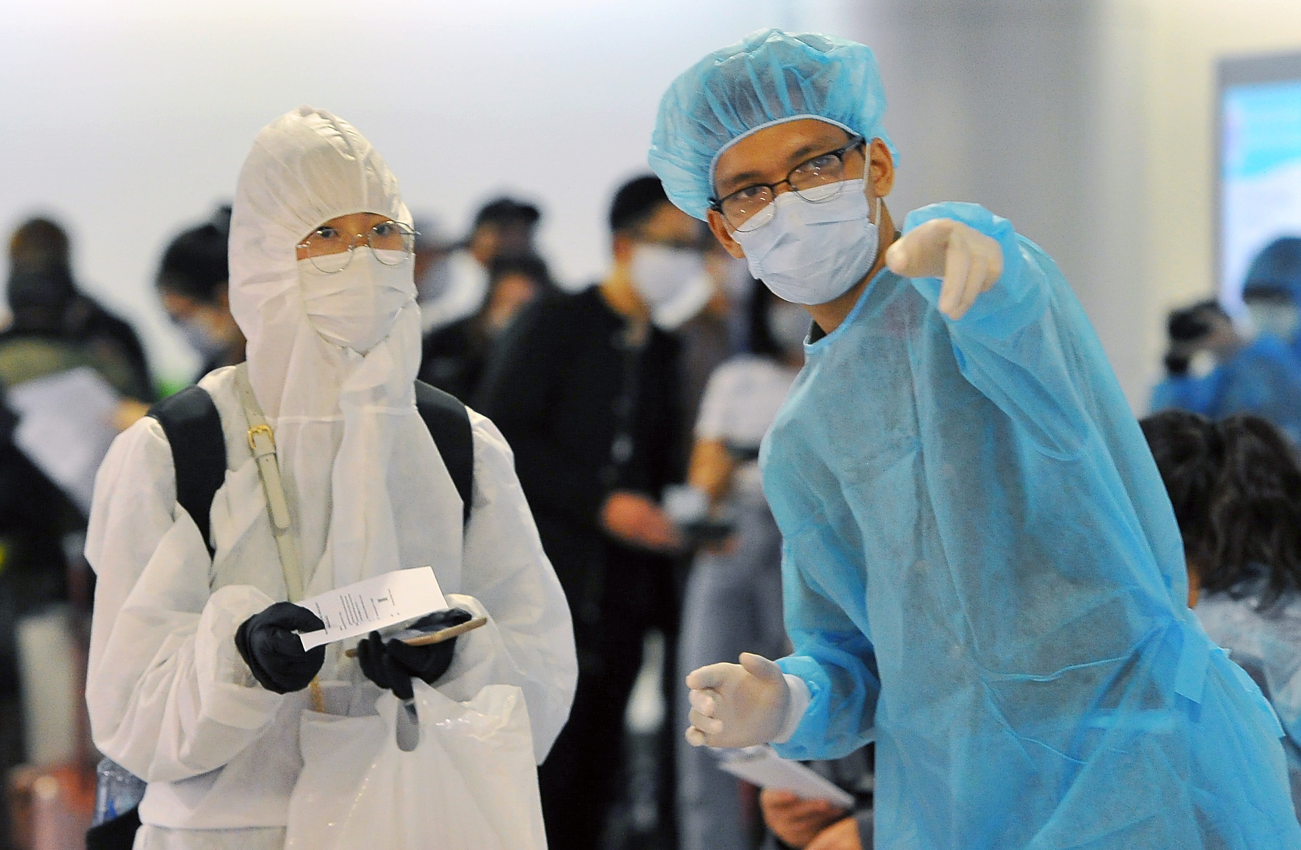 Hanh khach nhap canh truoc gio dung cac chuyen bay ve Tan Son Nhat hinh anh