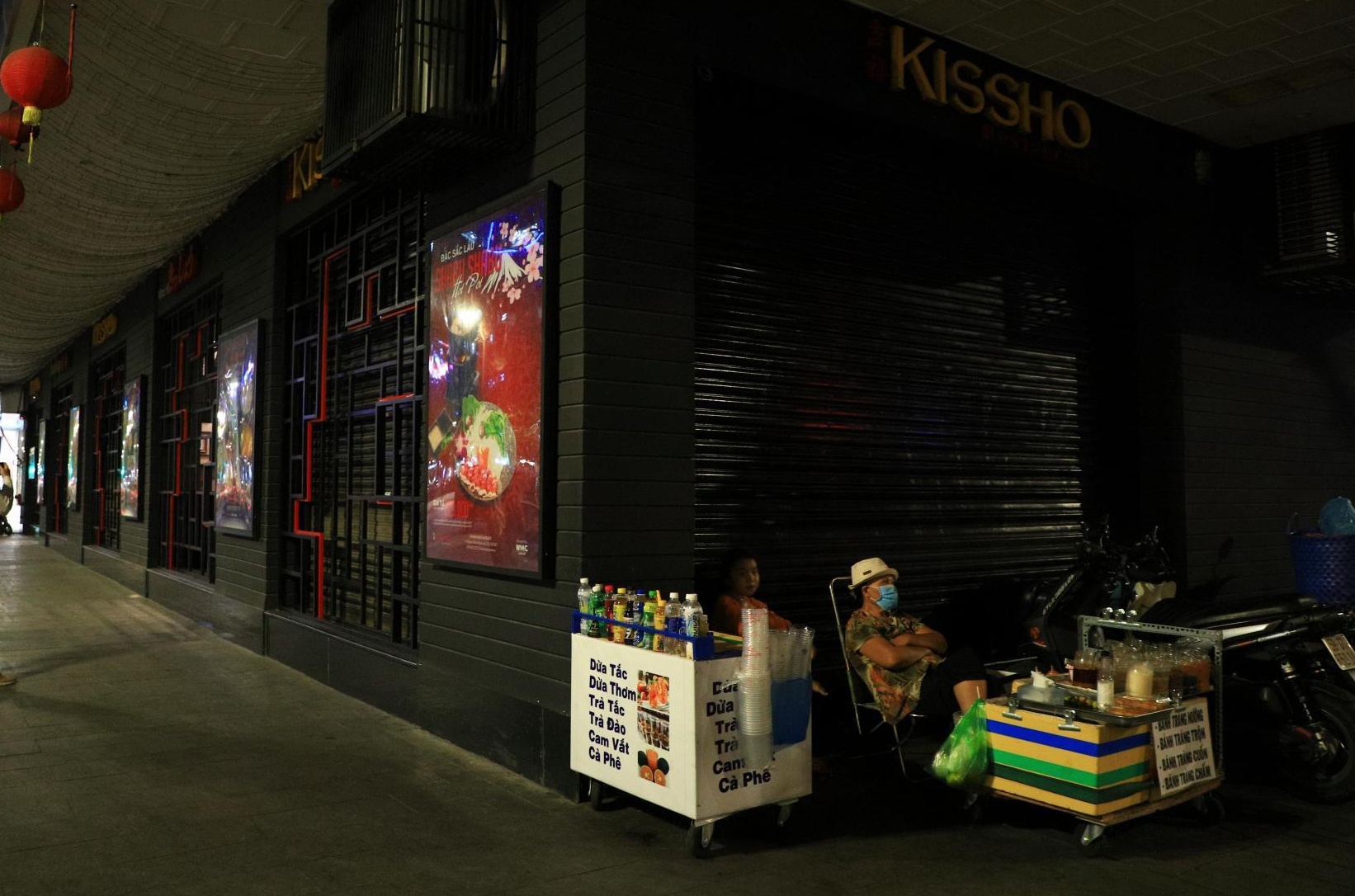 Hang quan o TP.HCM dong loat dong cua du bat ngo hinh anh