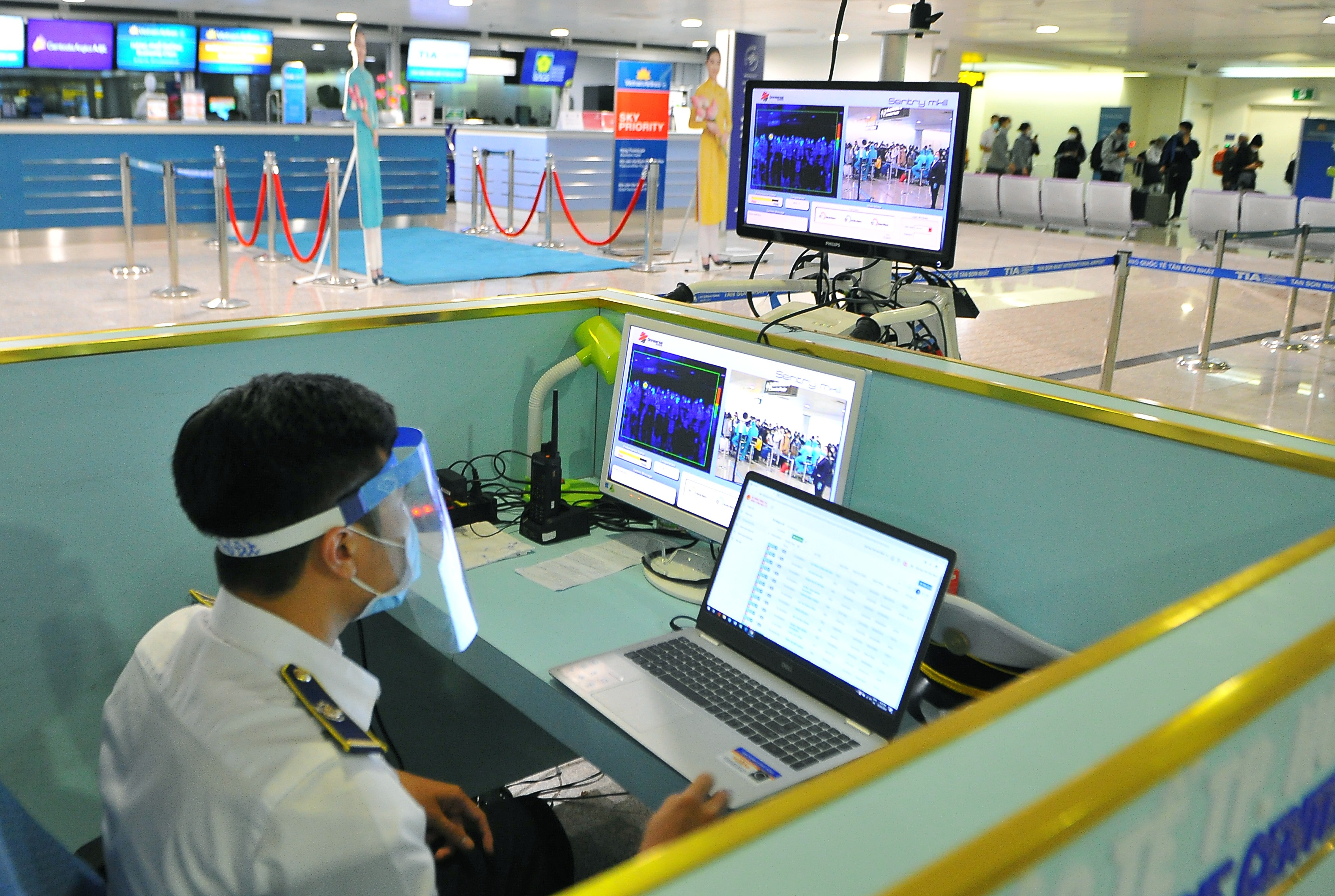 Chuyen bay cuoi cho nguoi Viet tu nuoc ngoai ve Tan Son Nhat anh 8