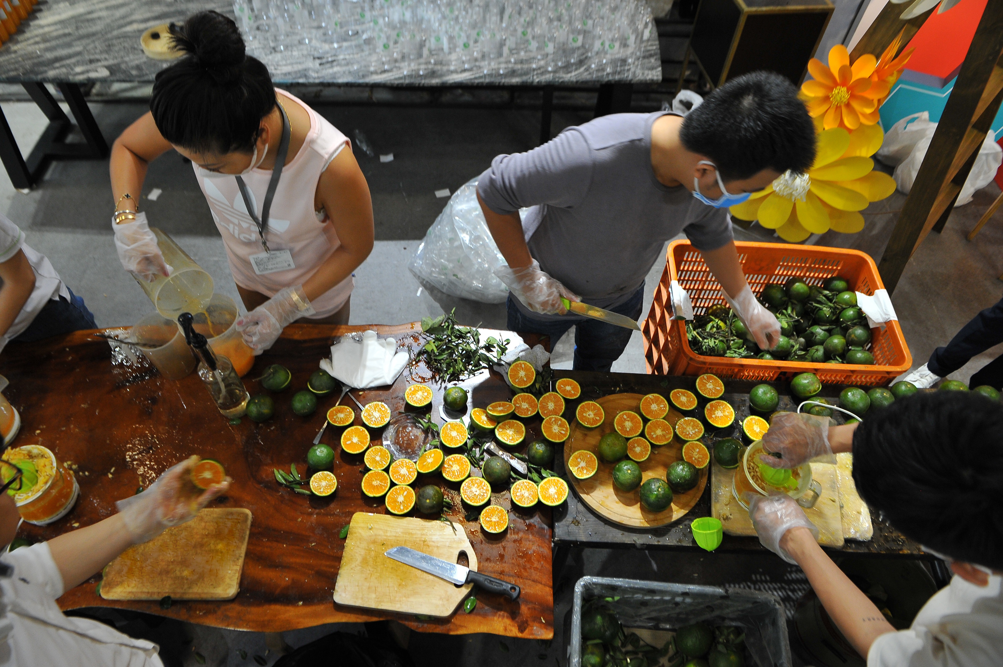 Nguoi tre TP.HCM tang nuoc cam y bac si,  nhan vien vien y te anh 1