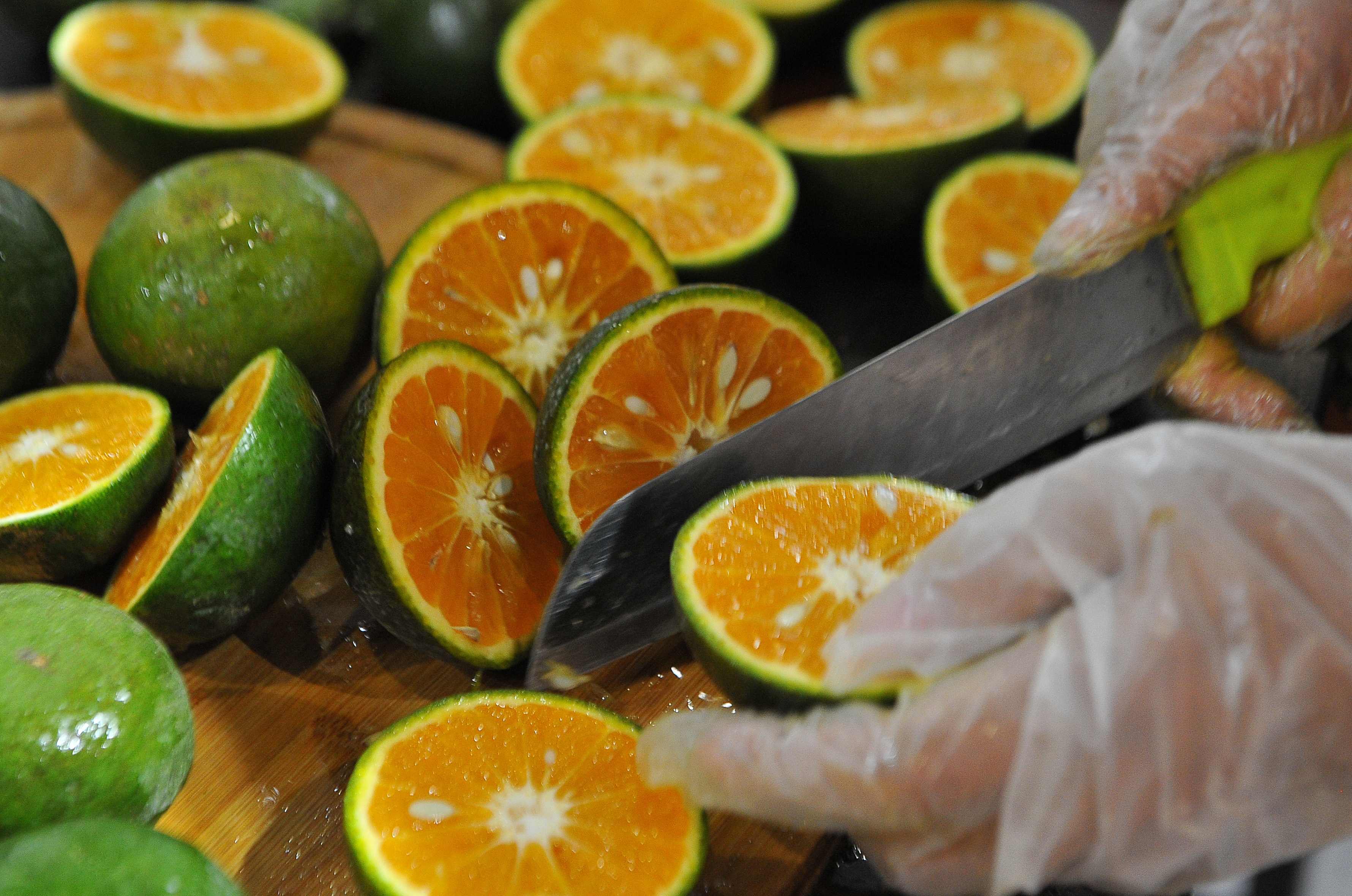 Nguoi tre TP.HCM tang nuoc cam y bac si,  nhan vien vien y te anh 3