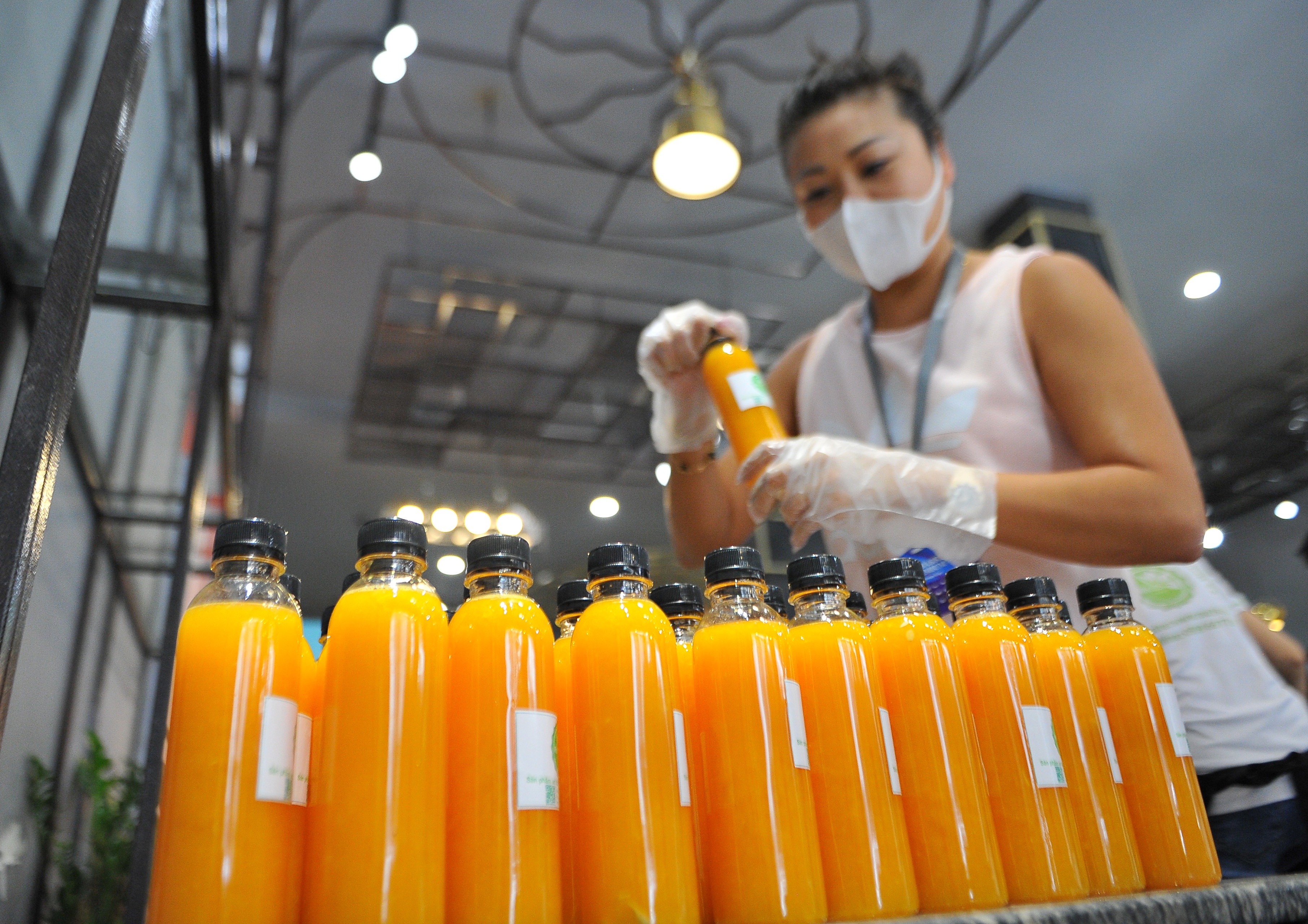 Ep nuoc cam gui nhan vien y te o tuyen dau chong dich hinh anh