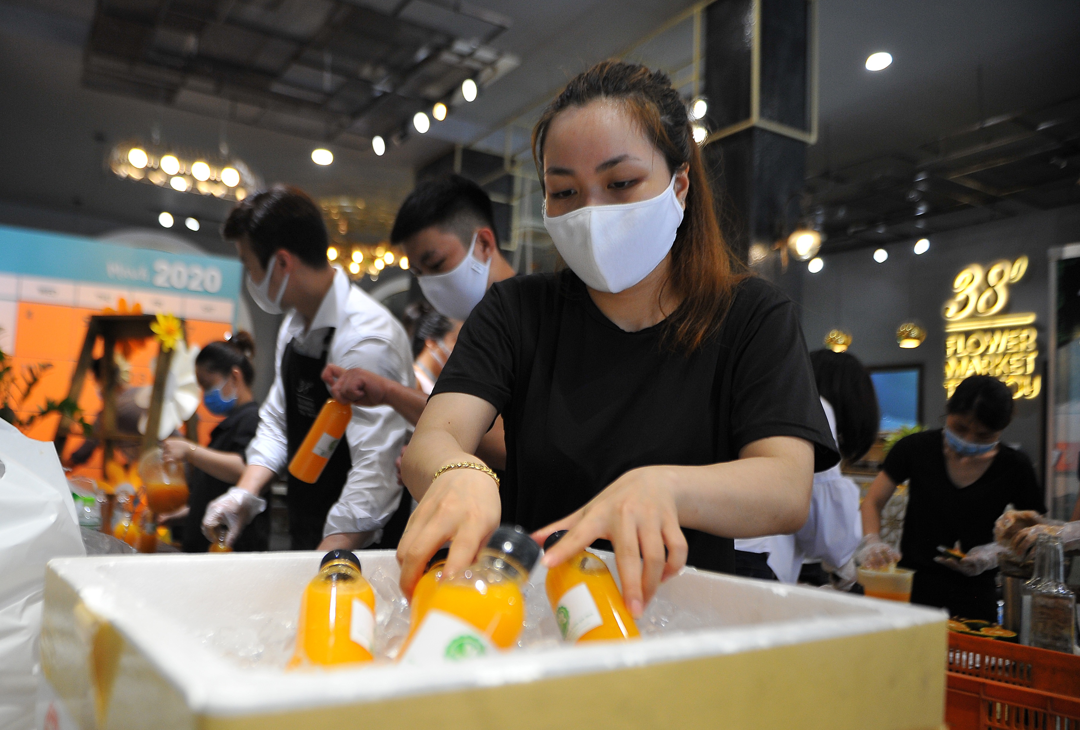 Nguoi tre TP.HCM tang nuoc cam y bac si,  nhan vien vien y te anh 9