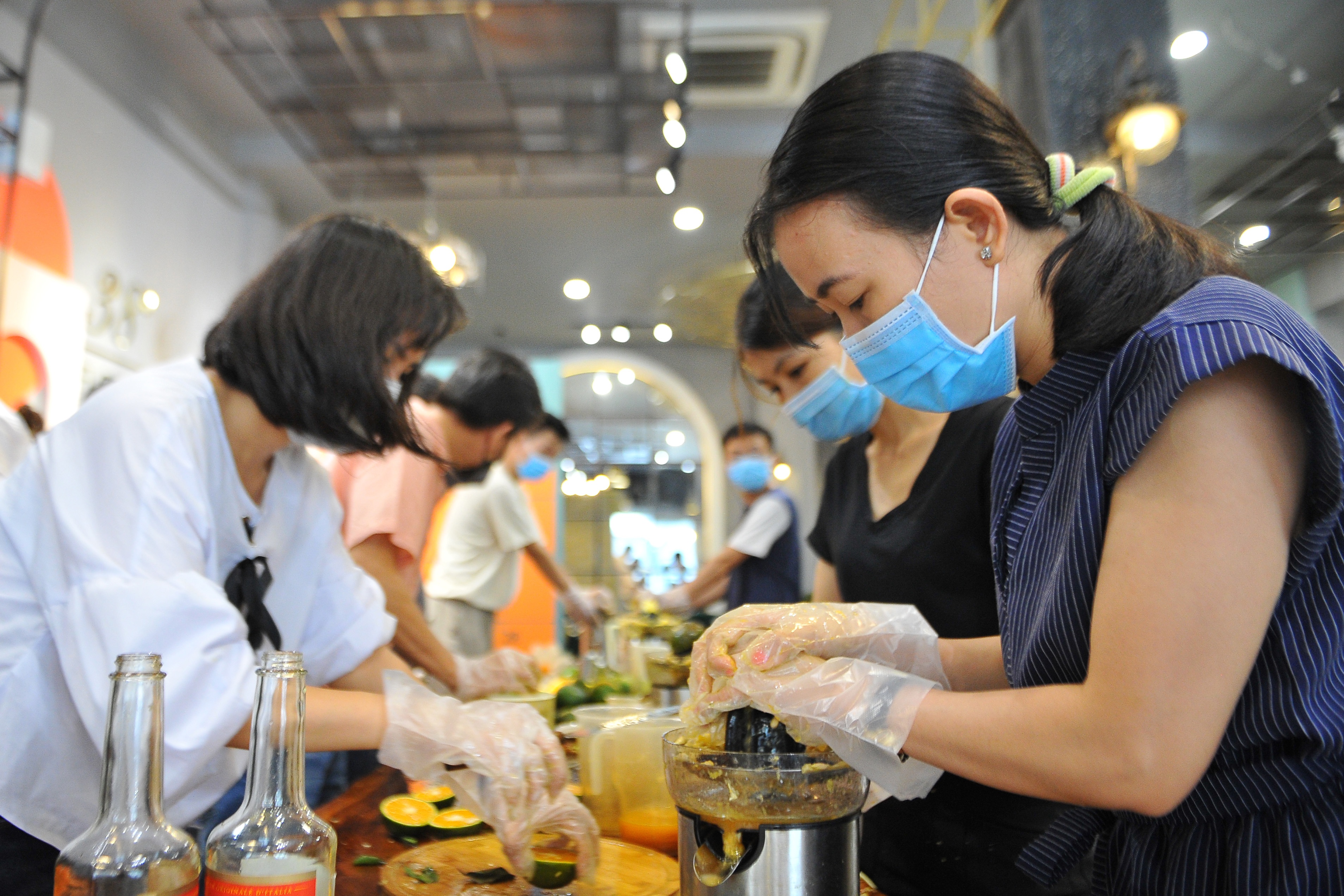 Nguoi tre TP.HCM tang nuoc cam y bac si,  nhan vien vien y te anh 4