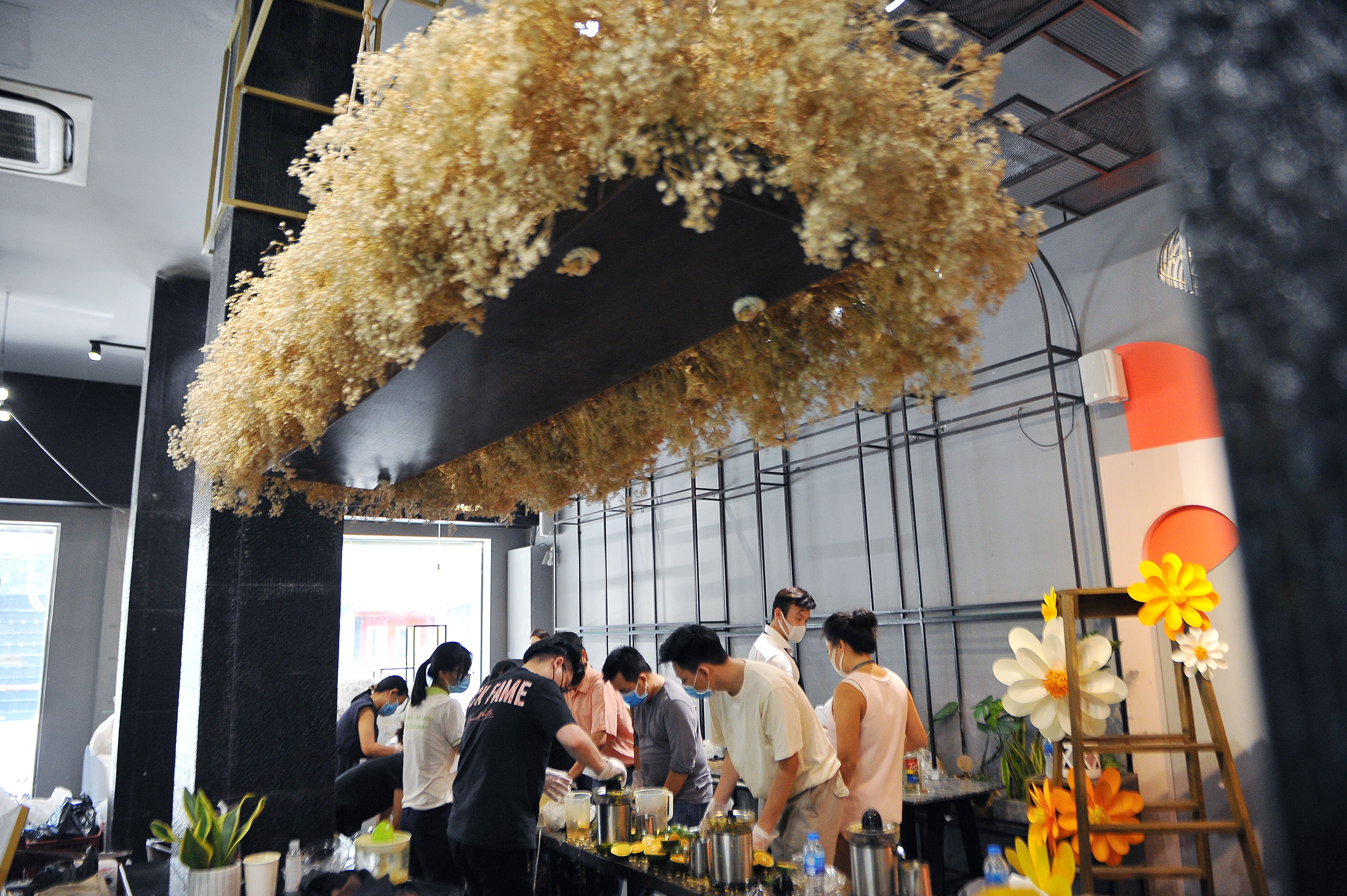 Nguoi tre TP.HCM tang nuoc cam y bac si,  nhan vien vien y te anh 8