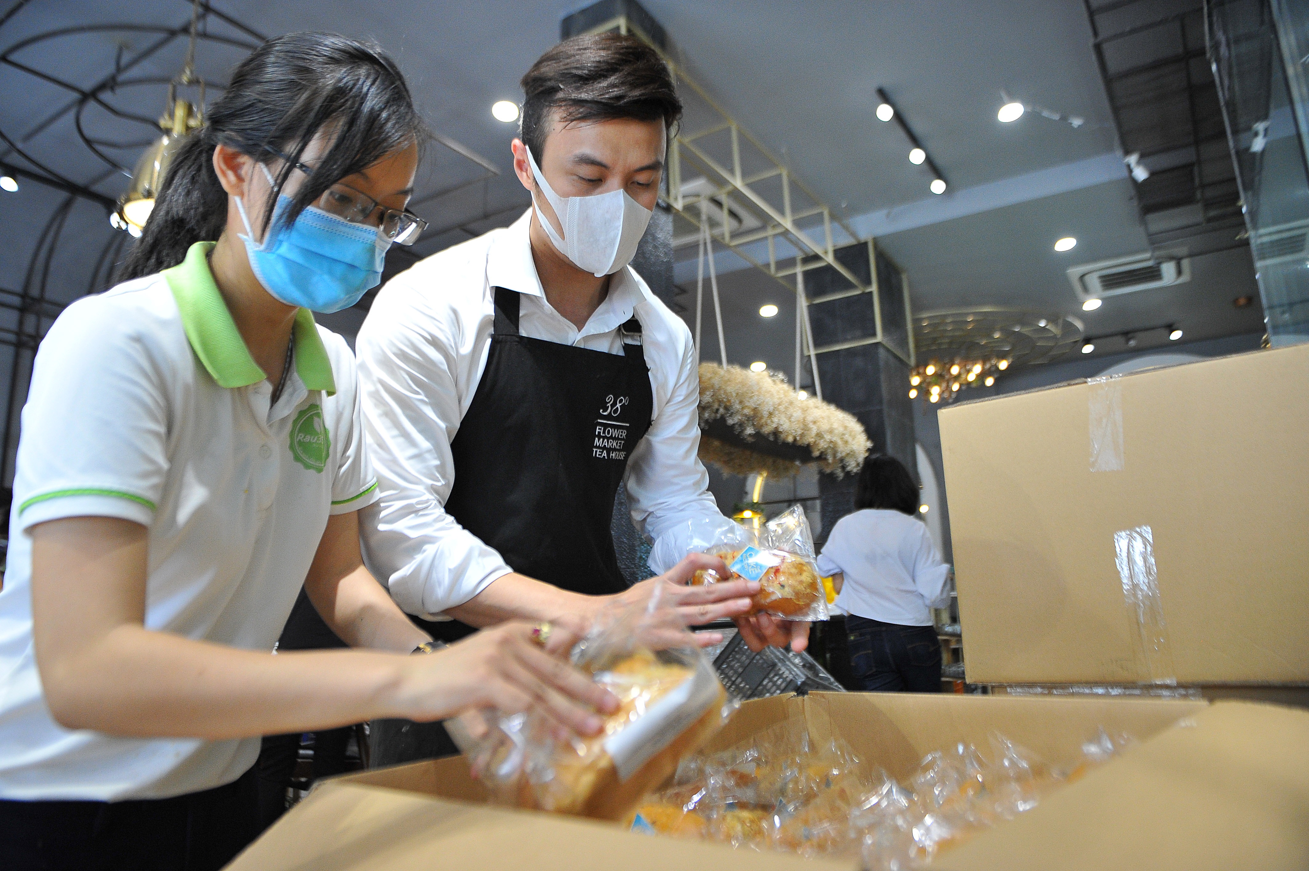 Nguoi tre TP.HCM tang nuoc cam y bac si,  nhan vien vien y te anh 10