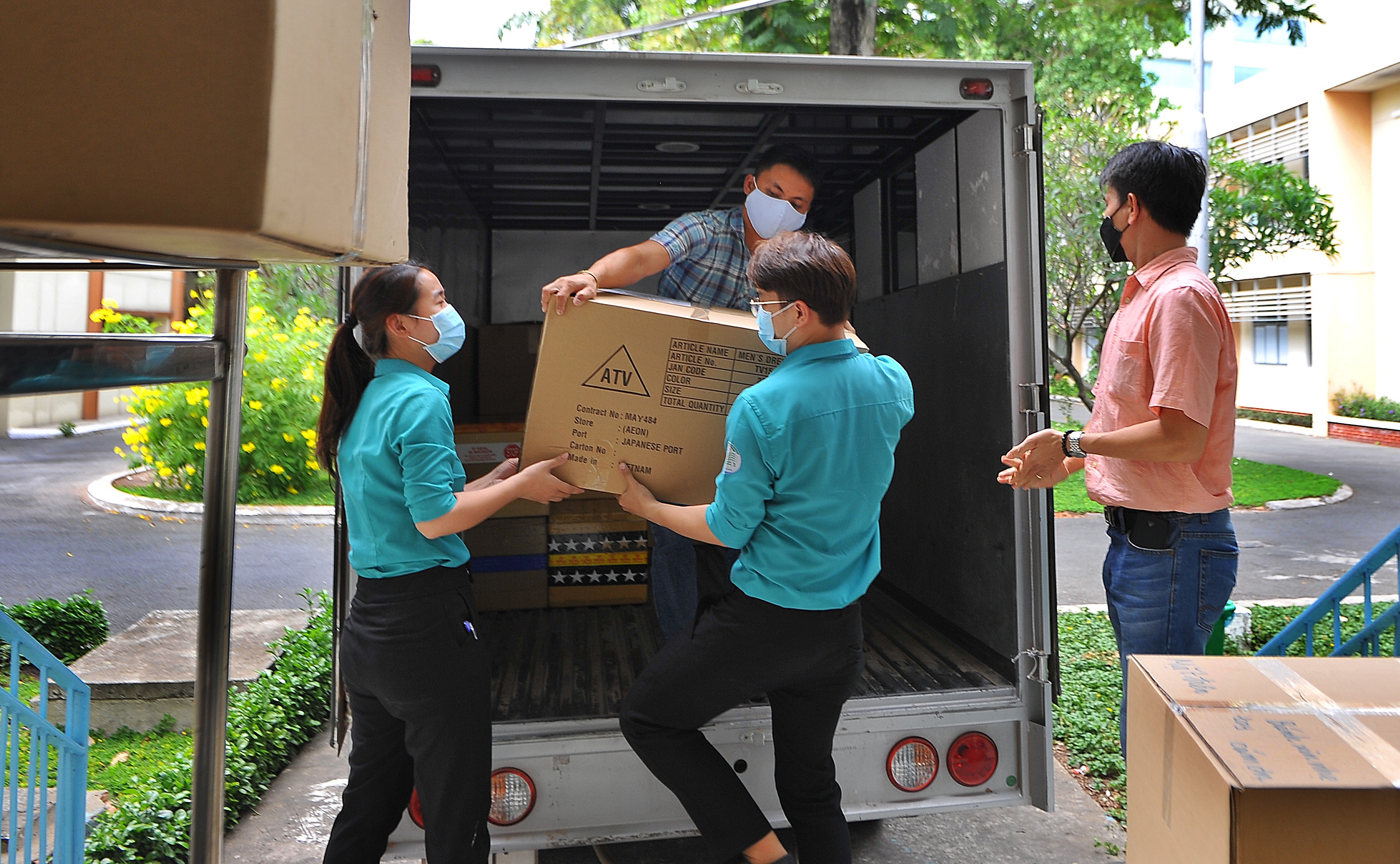 Nguoi tre TP.HCM tang nuoc cam y bac si,  nhan vien vien y te anh 11