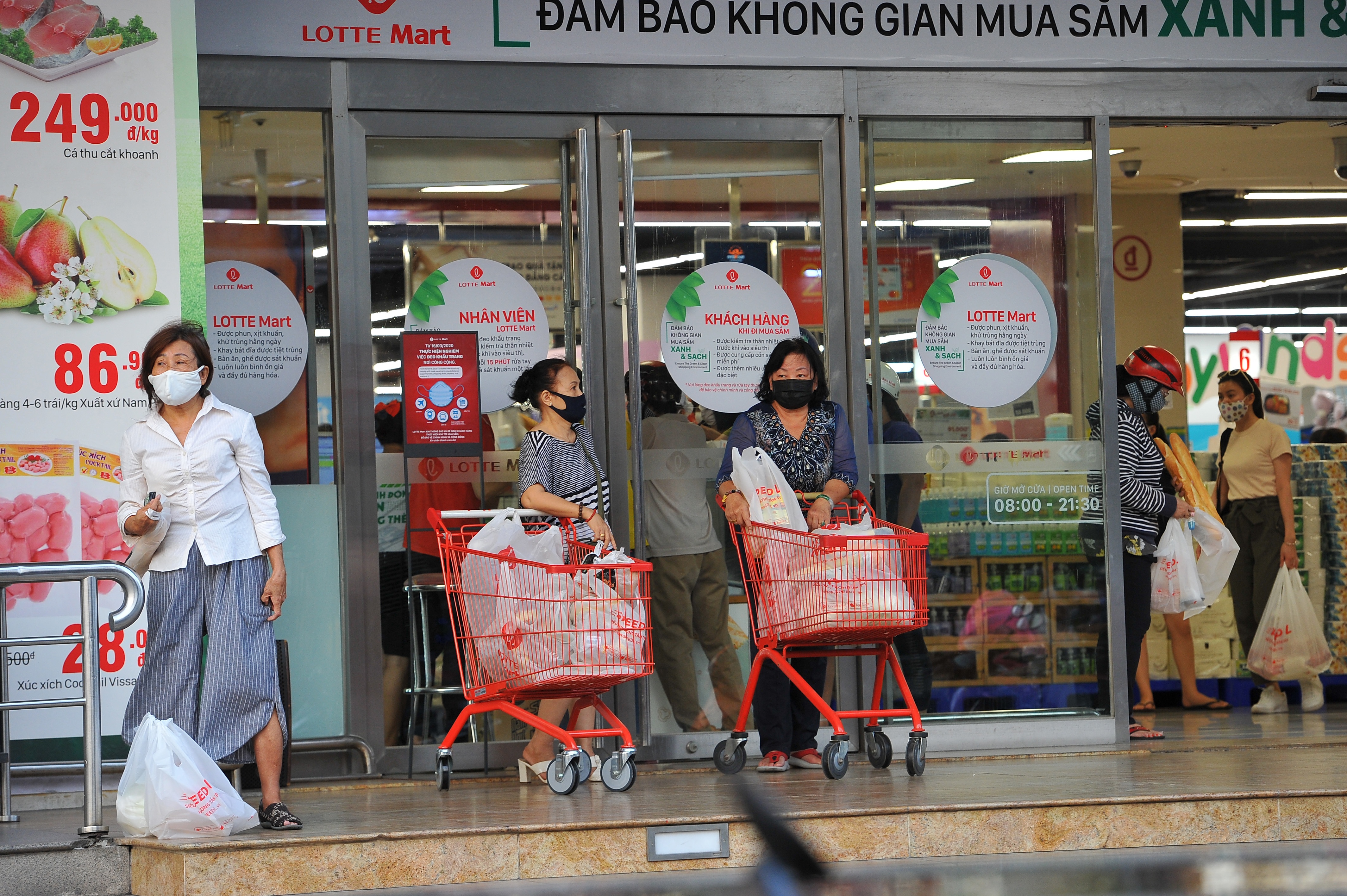 nguoi dan do xo mua sam anh 2