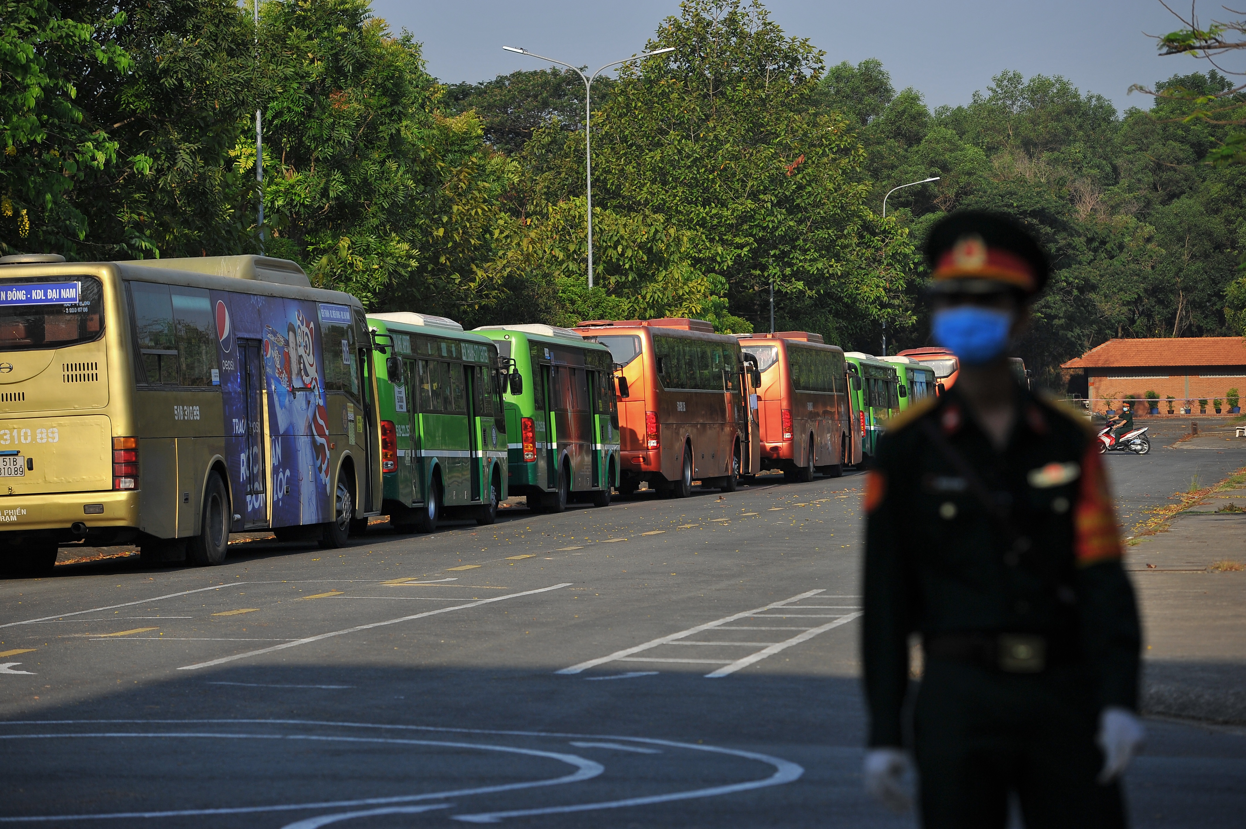 Hon 900 nguoi cach ly o TP.HCM duoc tro ve anh 1