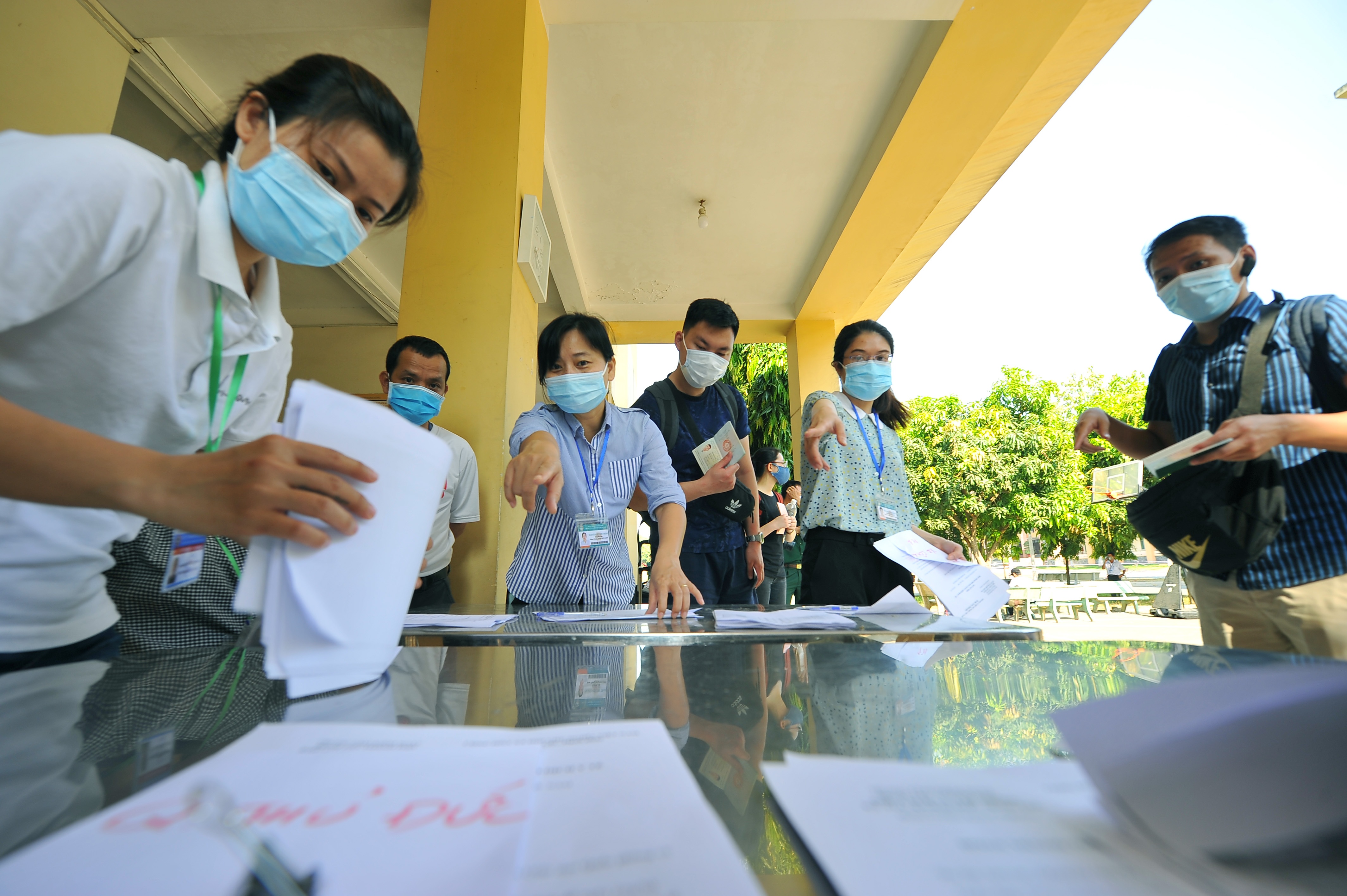 Hon 900 nguoi cach ly o TP.HCM duoc tro ve anh 5