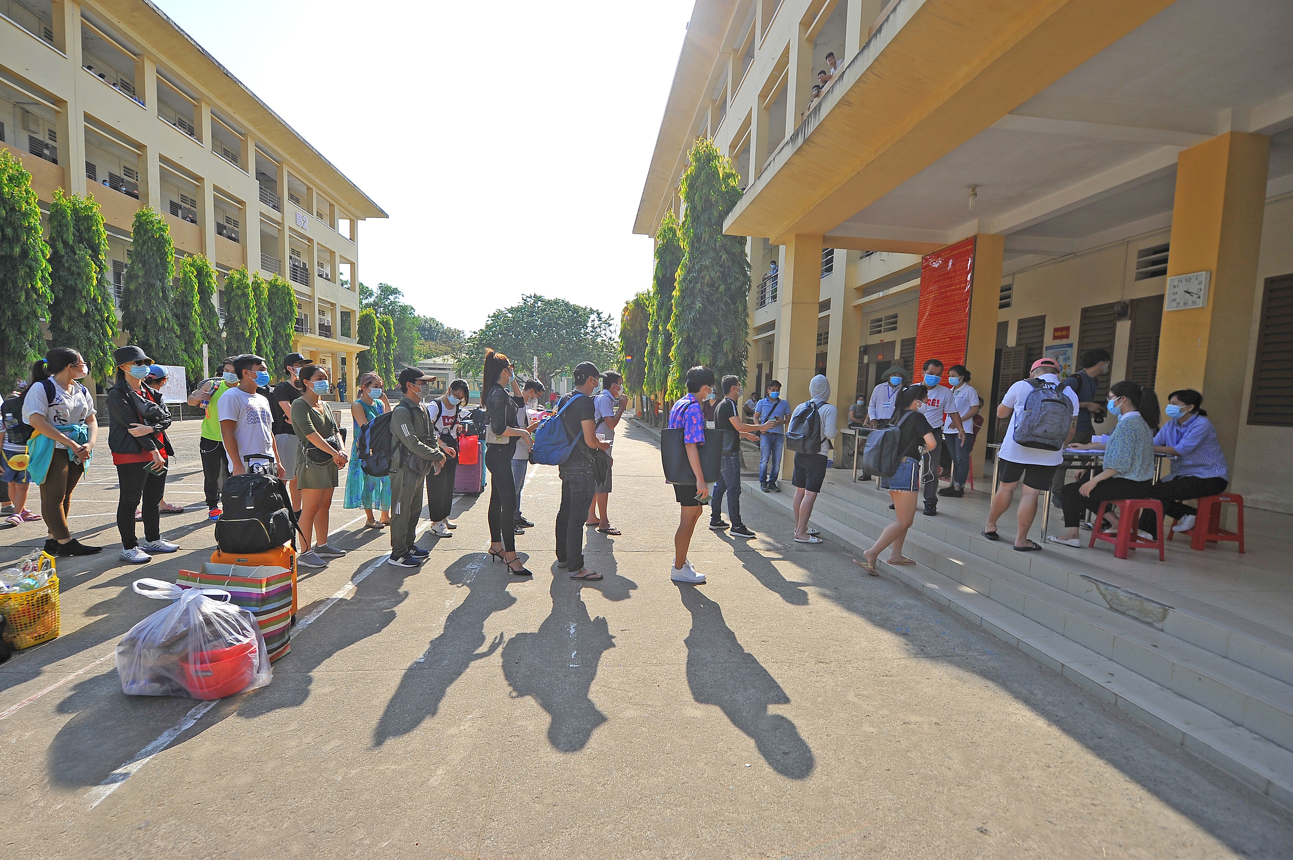 Hon 900 nguoi cach ly o TP.HCM duoc tro ve anh 4