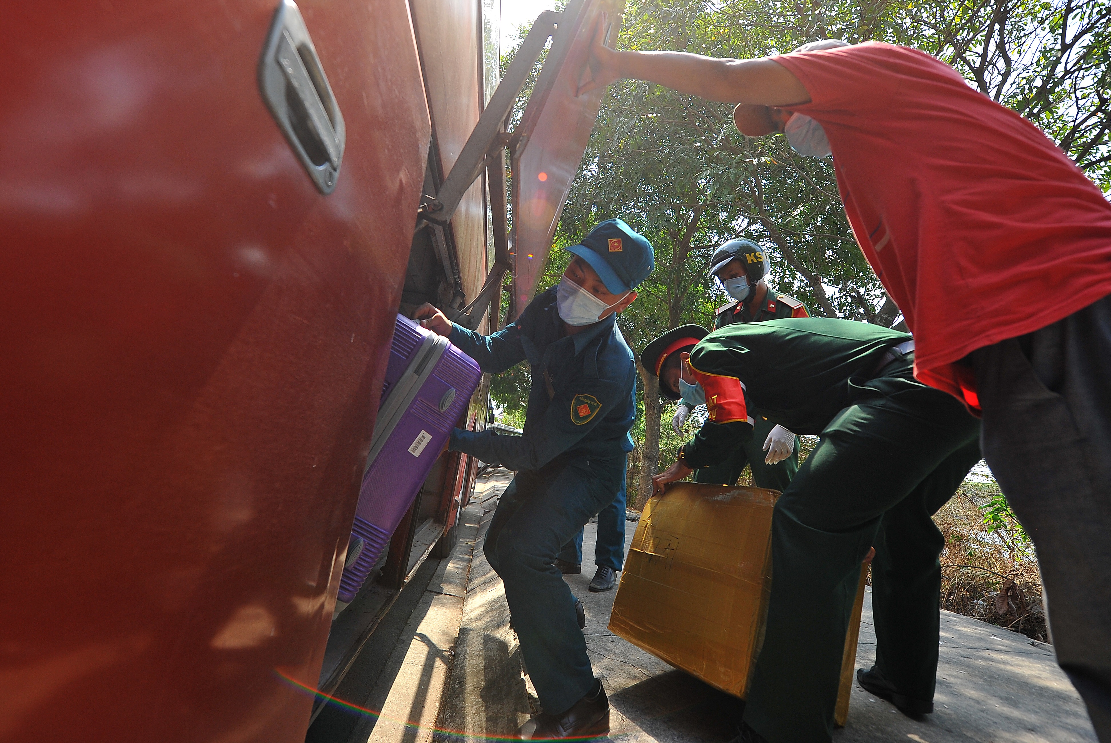 Hon 900 nguoi cach ly o TP.HCM duoc tro ve anh 9