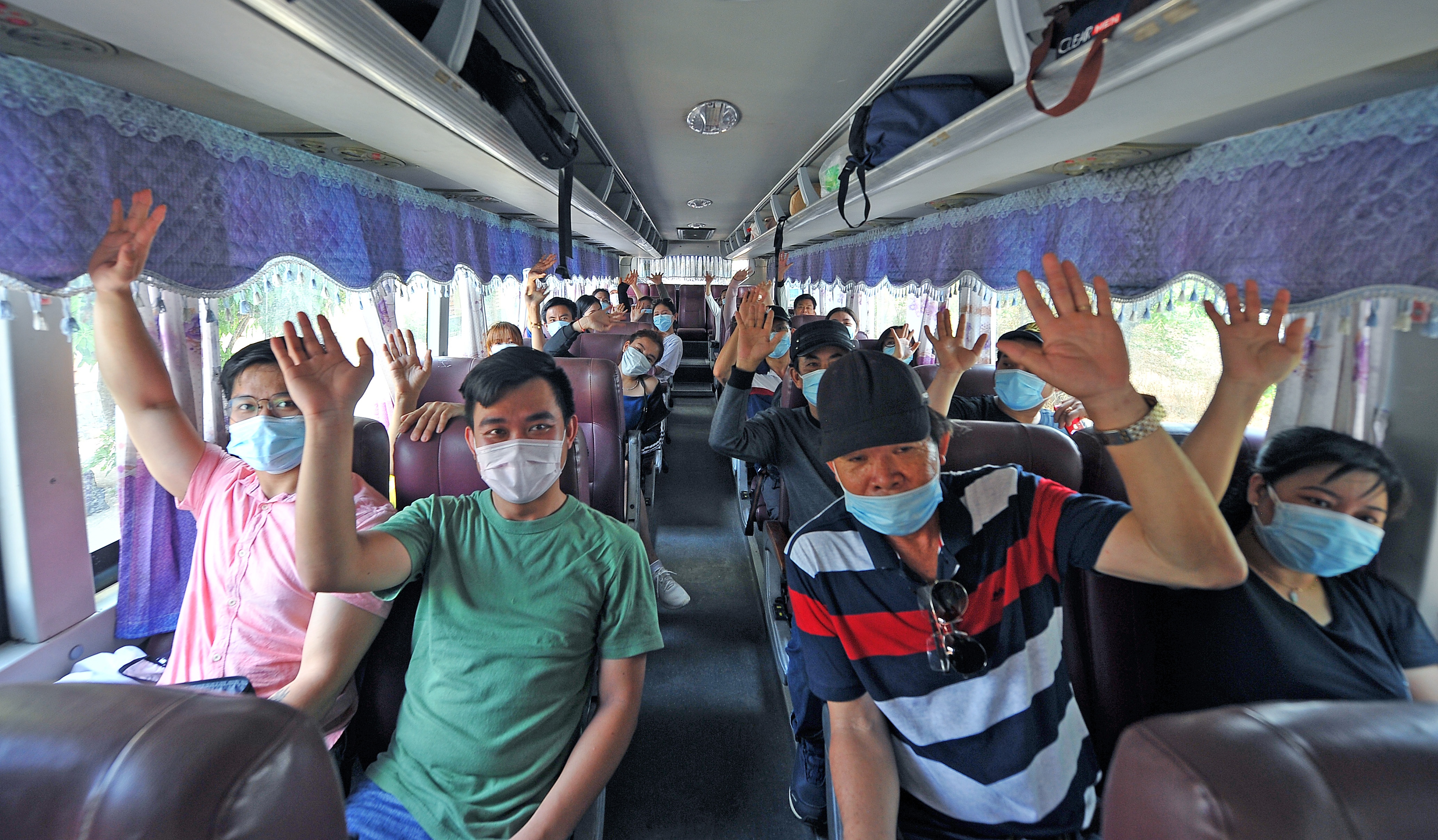 Hon 900 nguoi cach ly o TP.HCM duoc tro ve anh 11