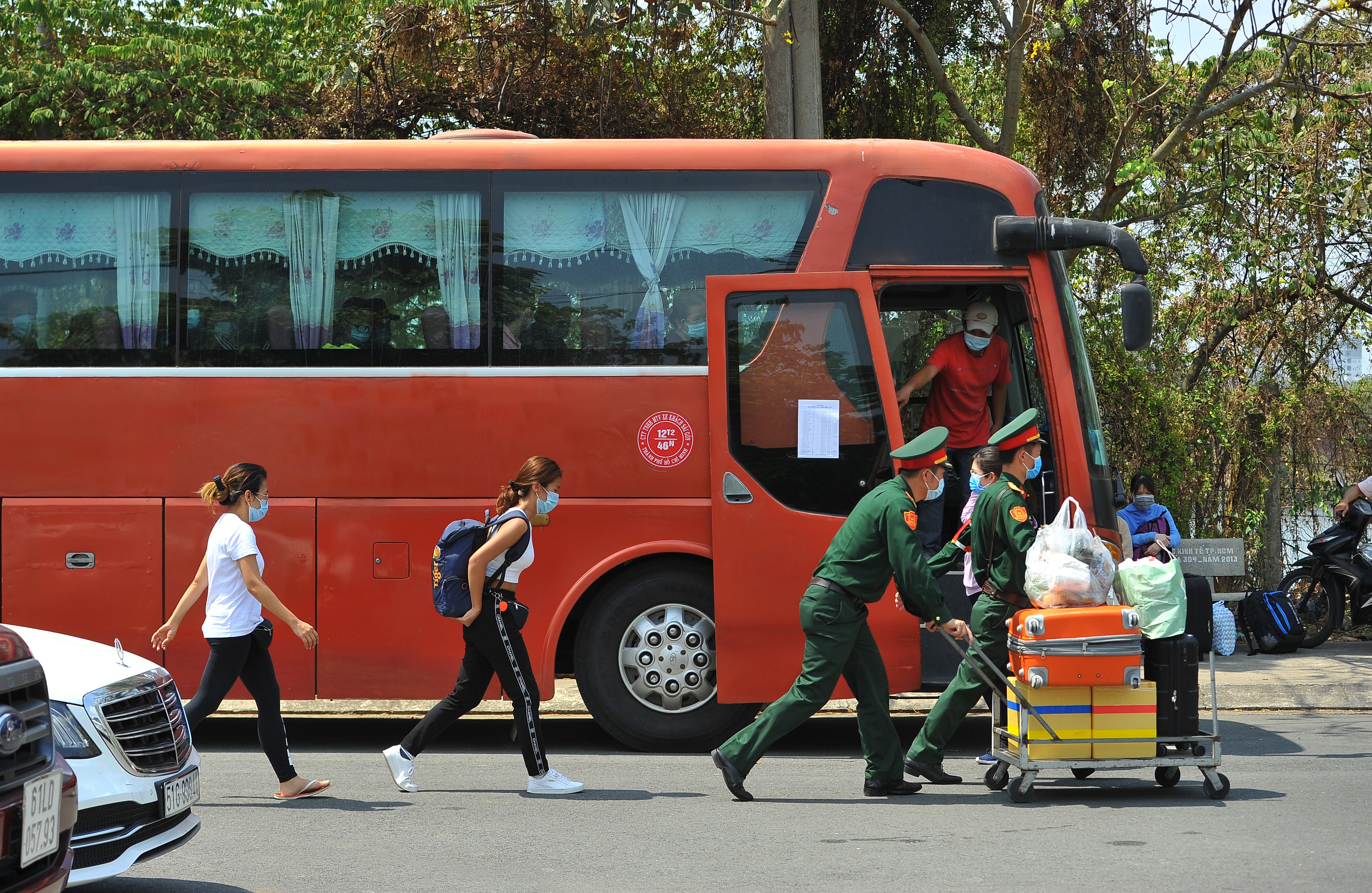 Hon 900 nguoi cach ly o TP.HCM duoc tro ve anh 10