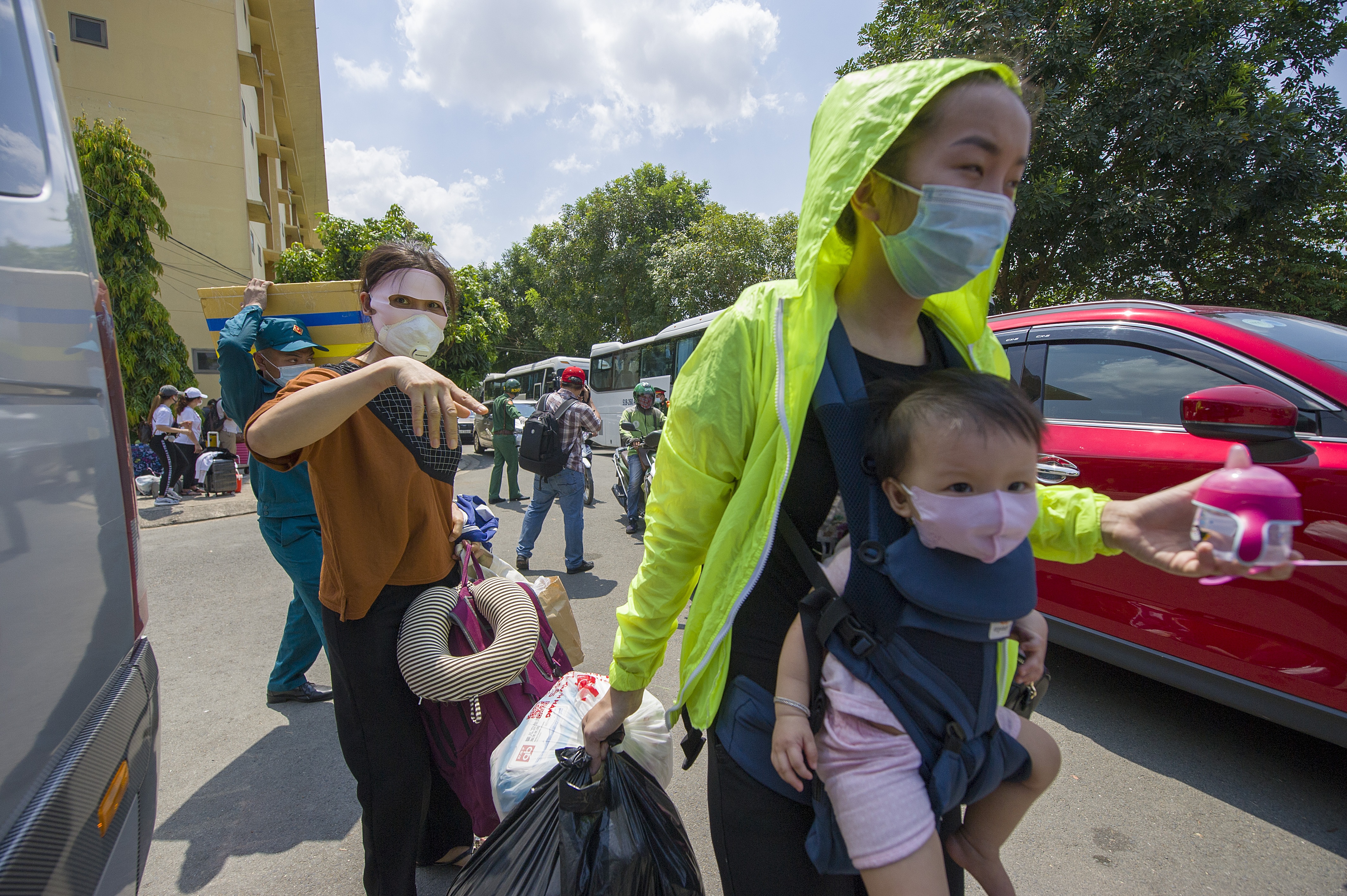 Hon 900 nguoi cach ly o TP.HCM duoc tro ve anh 3