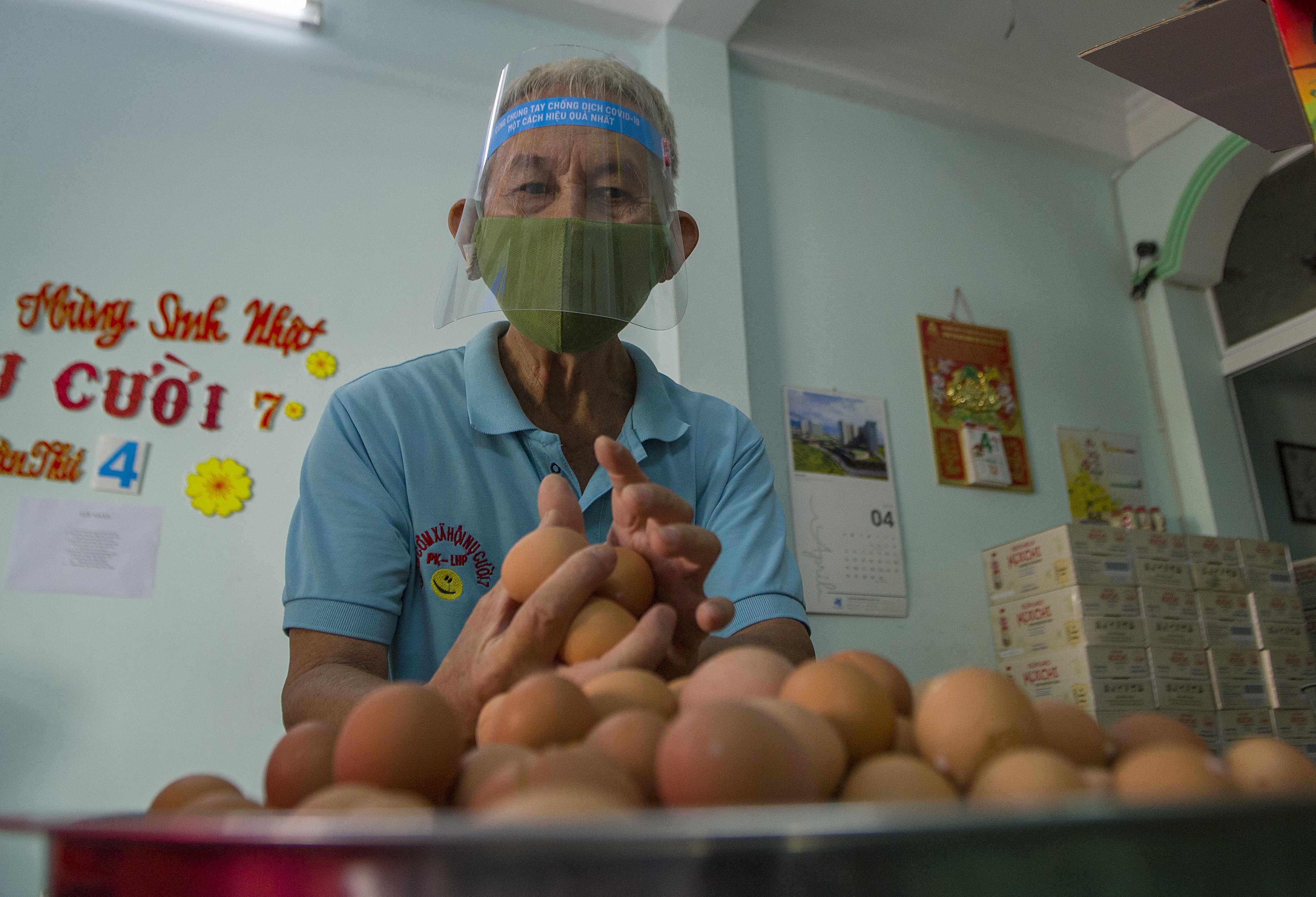 250 phan com tu thien cho nguoi ngheo mua dich anh 2