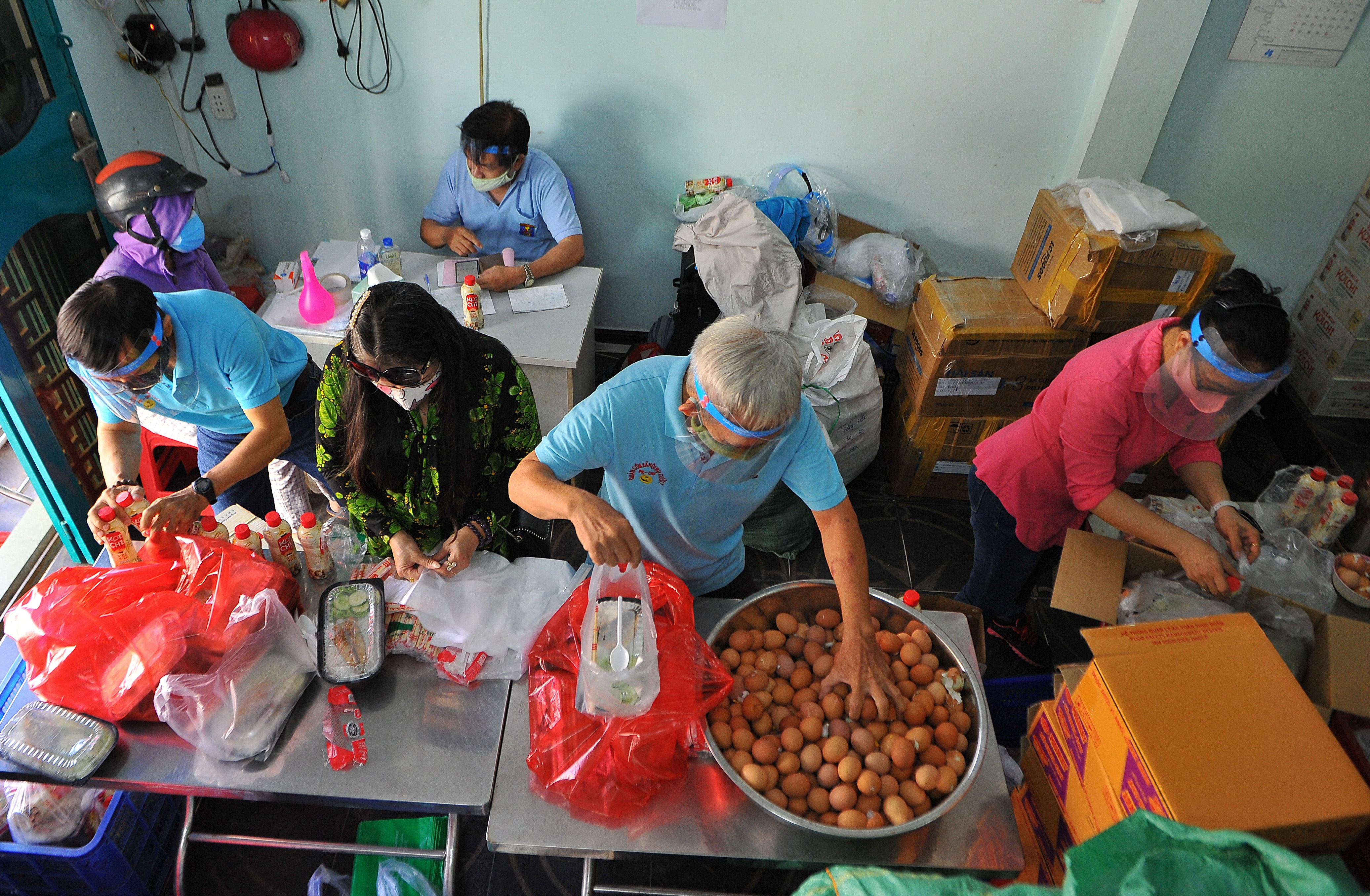 250 phan com tu thien cho nguoi ngheo mua dich anh 1