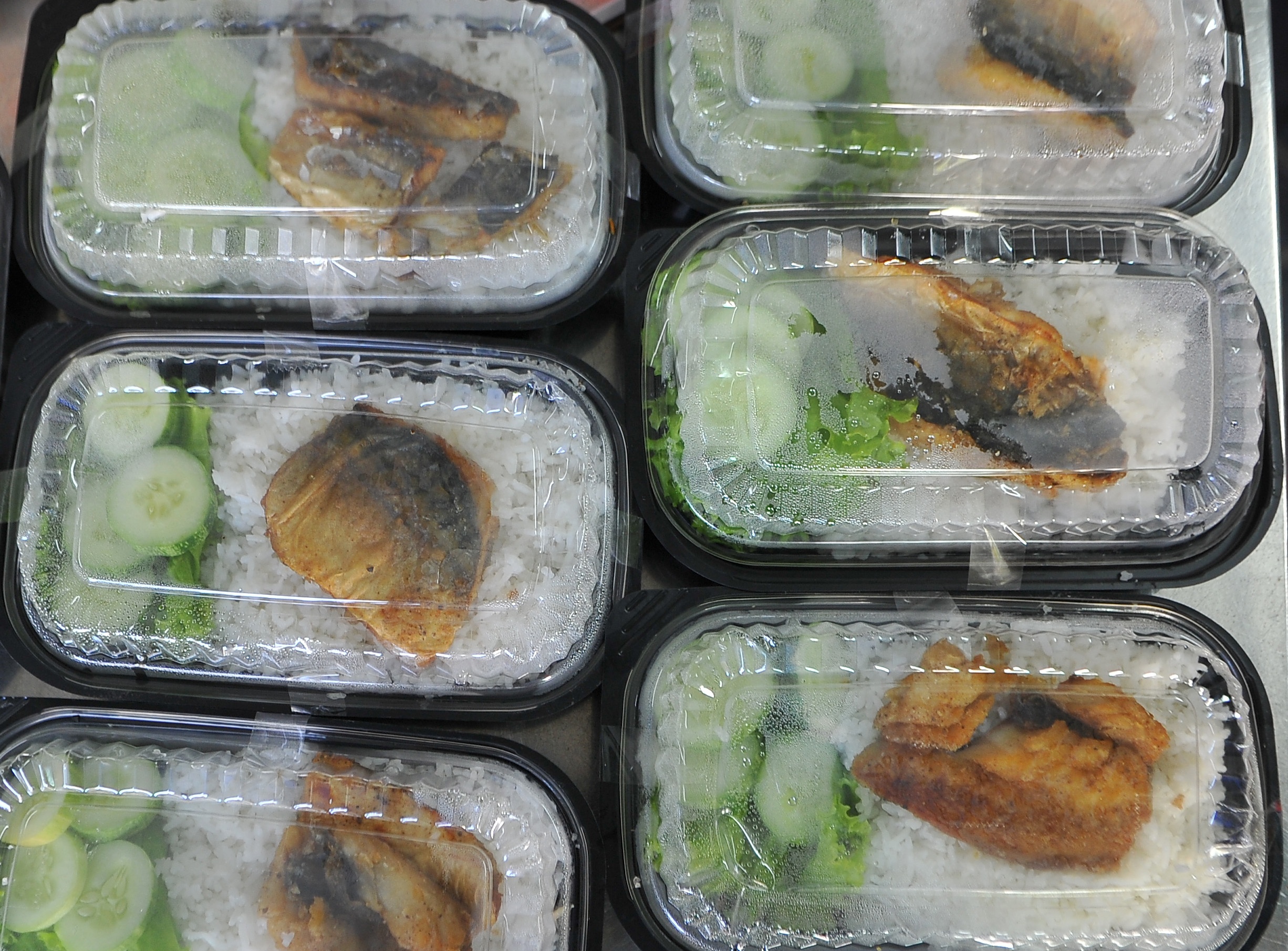 250 phan com tu thien cho nguoi ngheo mua dich anh 3