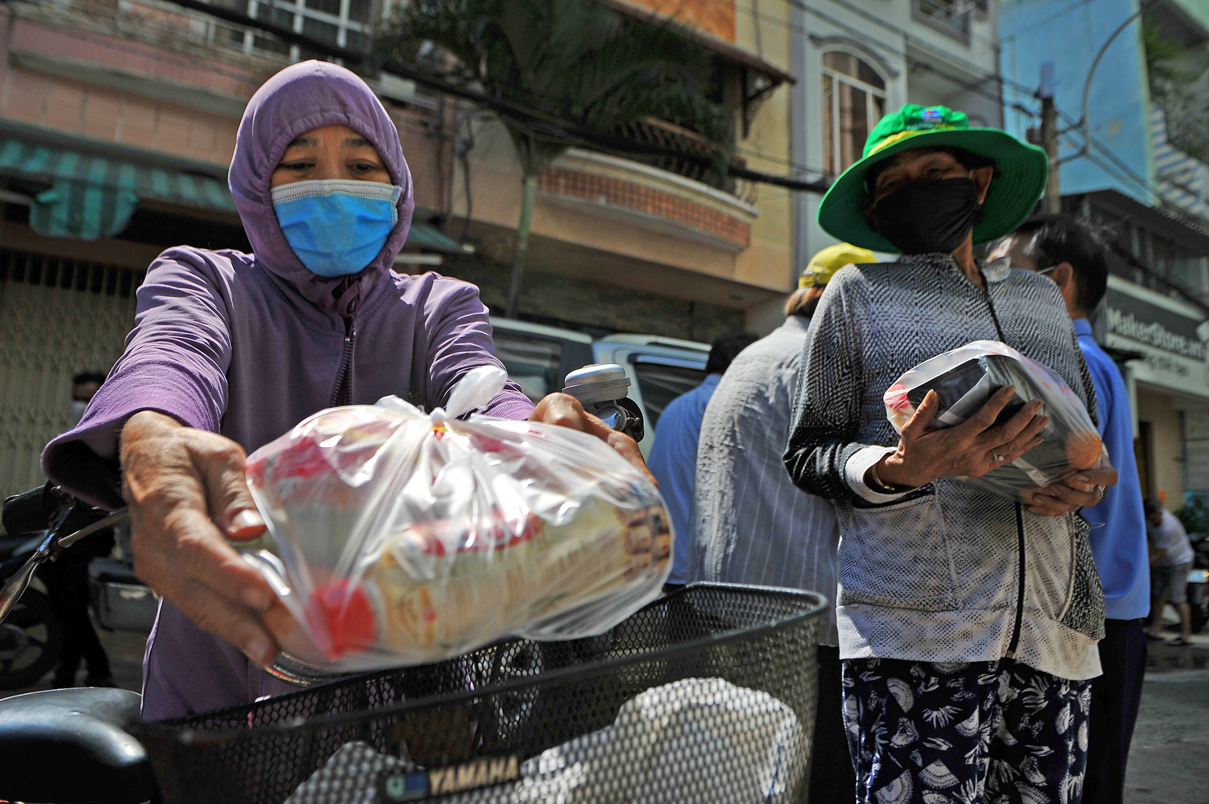 250 phan com tu thien cho nguoi ngheo mua dich anh 8