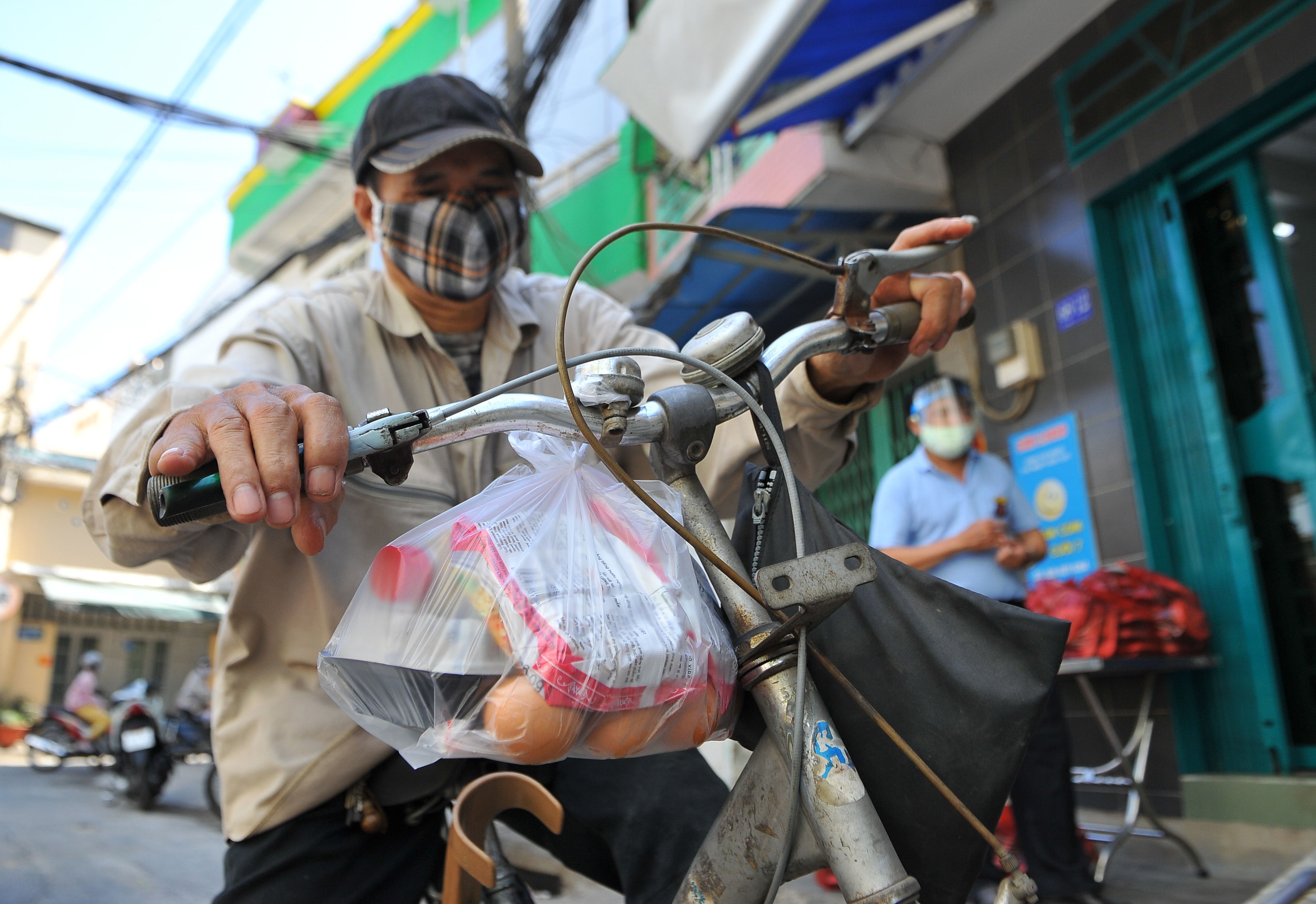 250 phan com tu thien cho nguoi ngheo mua dich anh 7