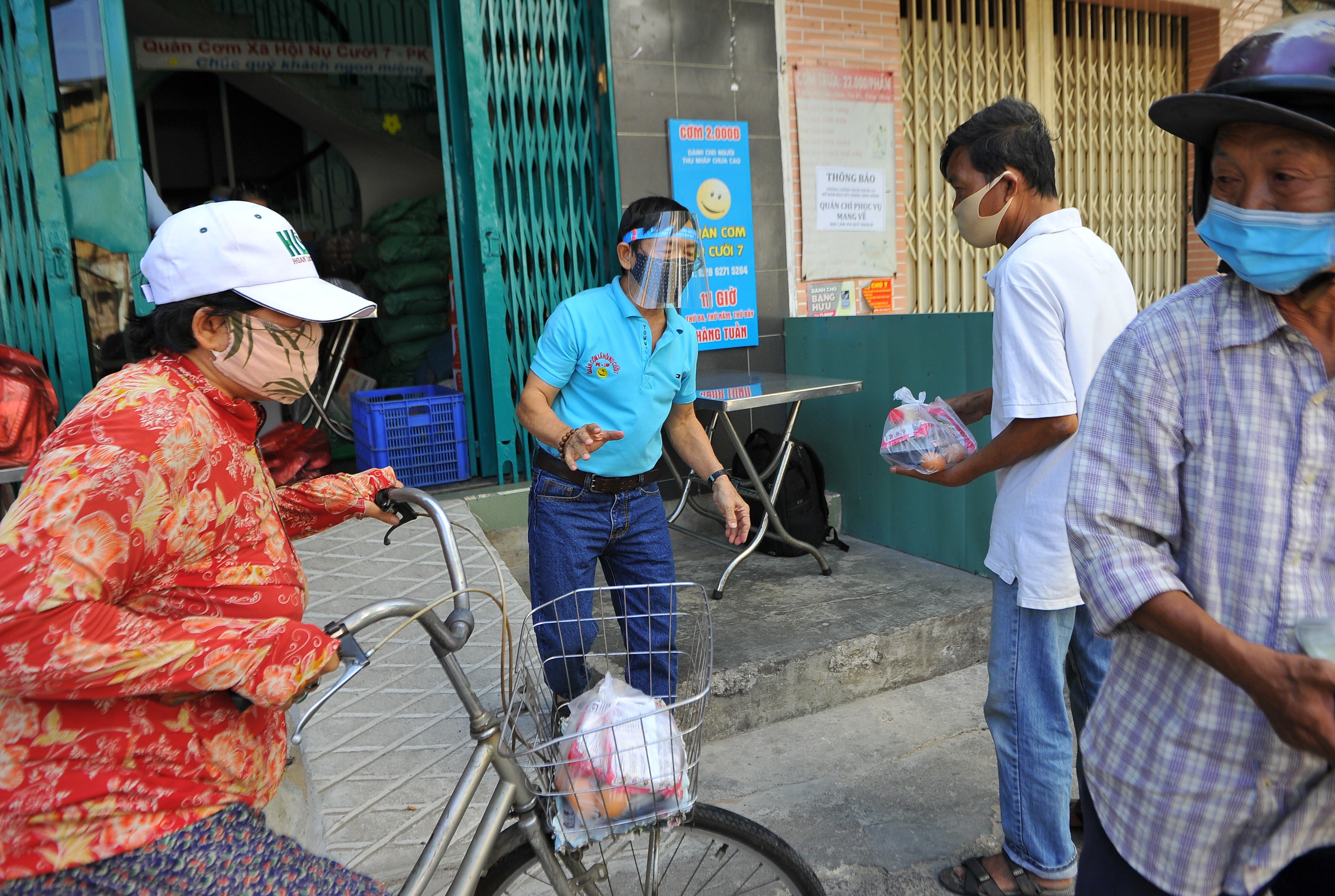 250 phan com tu thien cho nguoi ngheo mua dich anh 10